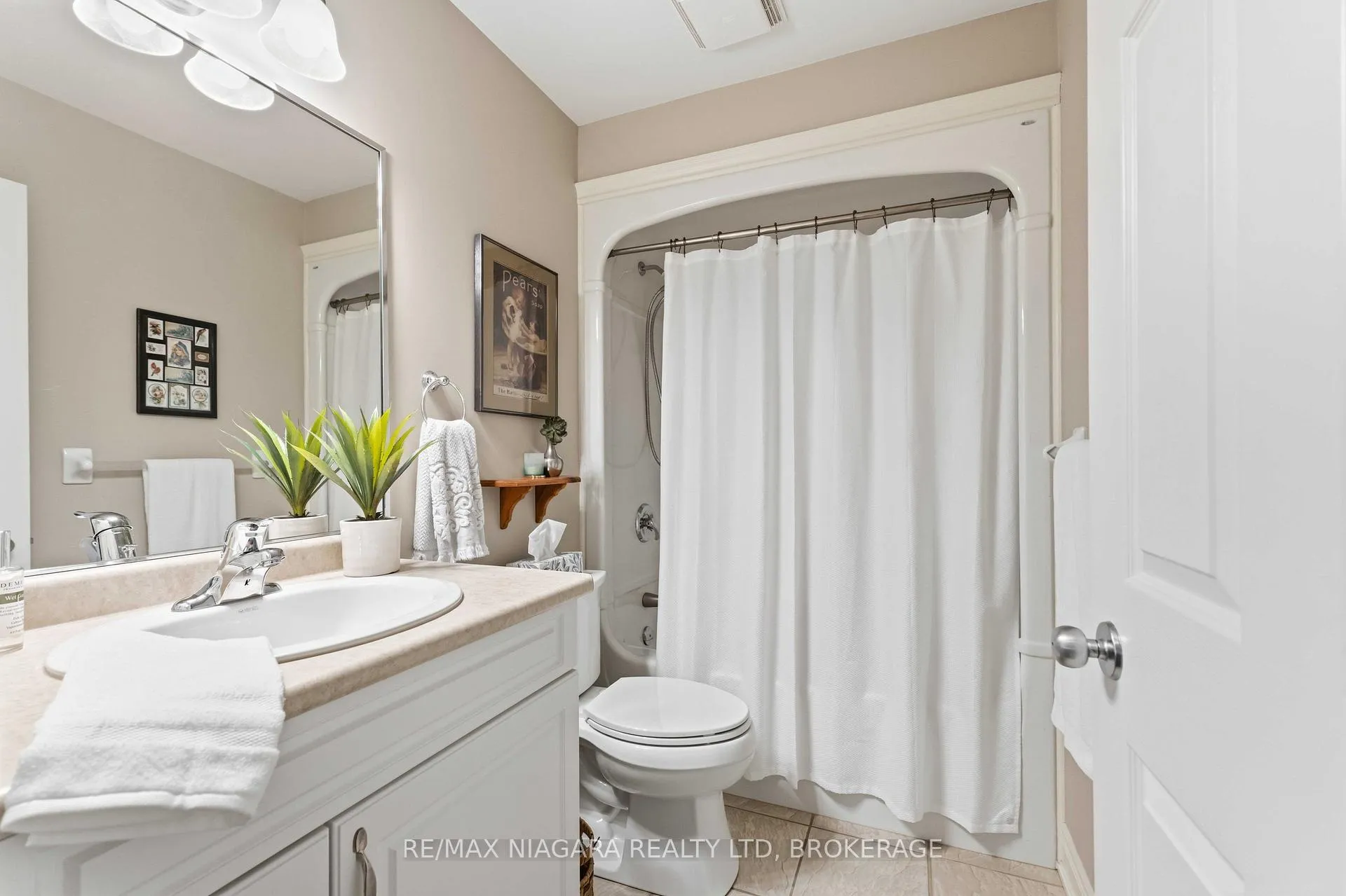 Photo 21 of 14 Nicholas Drive, St. Catharines, Rykert/Vansickle — HOMEH