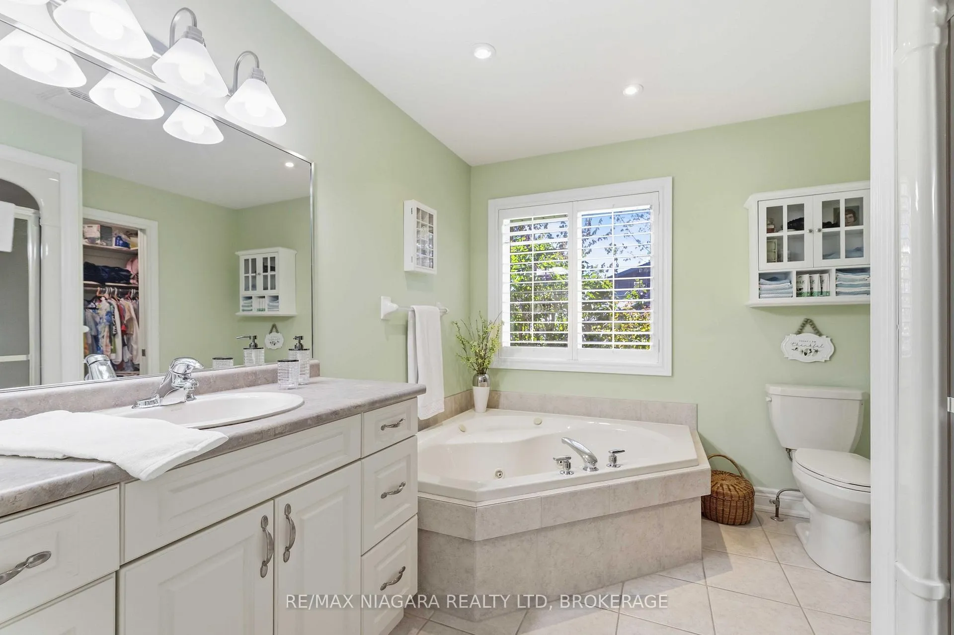 Photo 24 of 14 Nicholas Drive, St. Catharines, Rykert/Vansickle — HOMEH