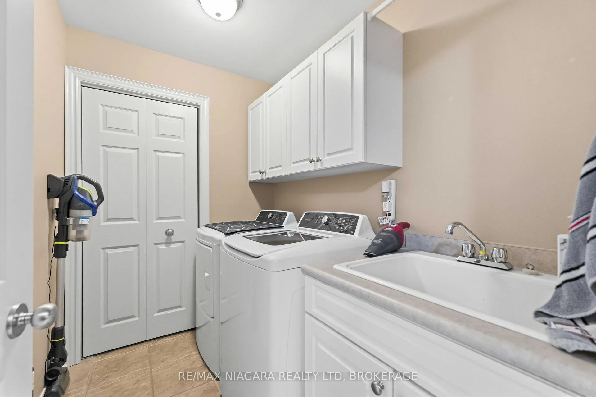 Photo 26 of 14 Nicholas Drive, St. Catharines, Rykert/Vansickle — HOMEH