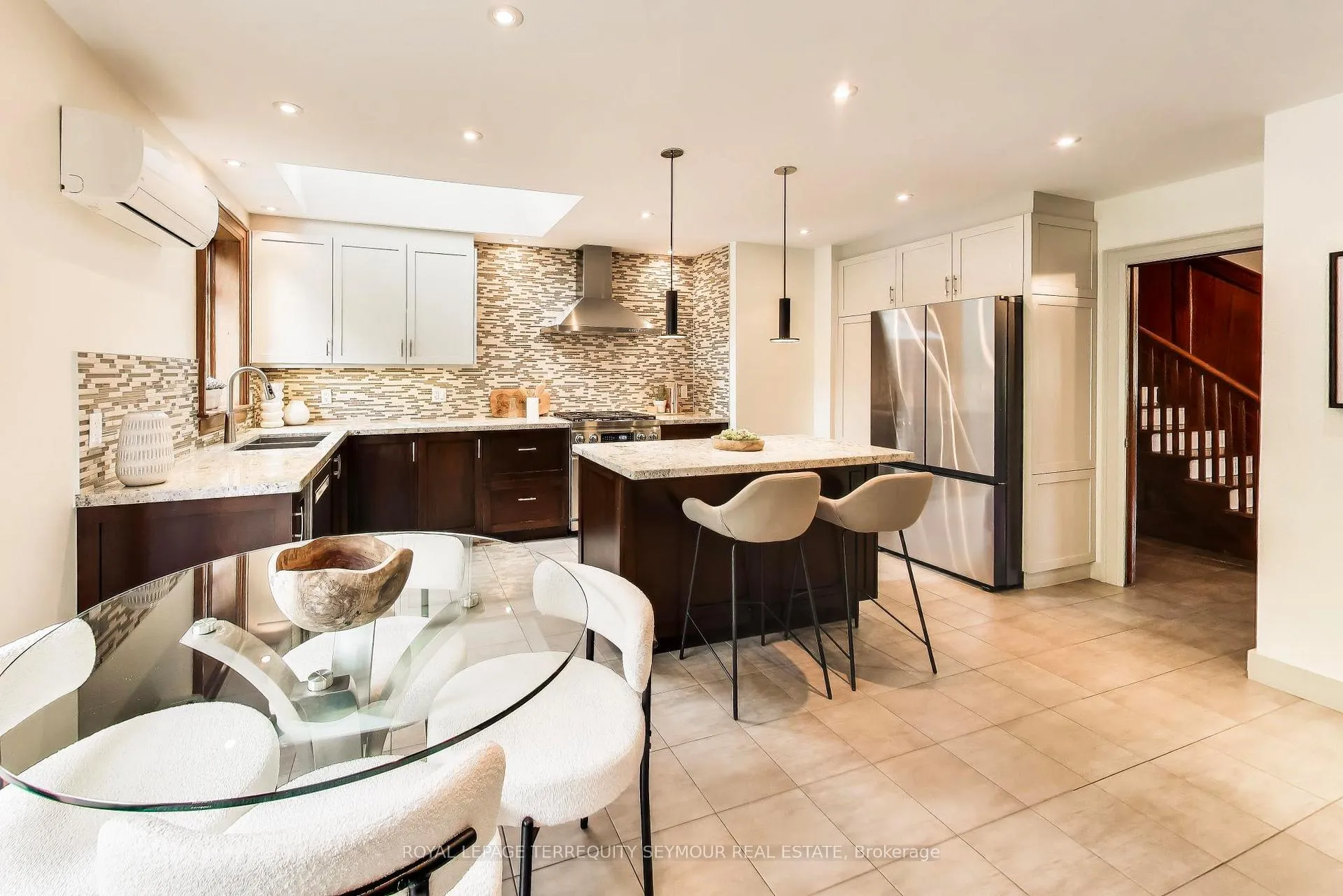 Photo 12 of 14 Wilfrid Avenue, Toronto, Mount Pleasant West — HOMEH