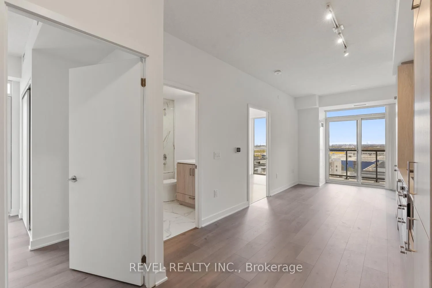 Photo 3 of Unit 720, 60 Honeycrisp Crescent, Vaughan, Vaughan Corporate Centre — HOMEH