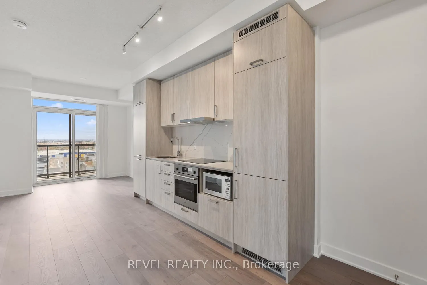 Photo 4 of Unit 720, 60 Honeycrisp Crescent, Vaughan, Vaughan Corporate Centre — HOMEH
