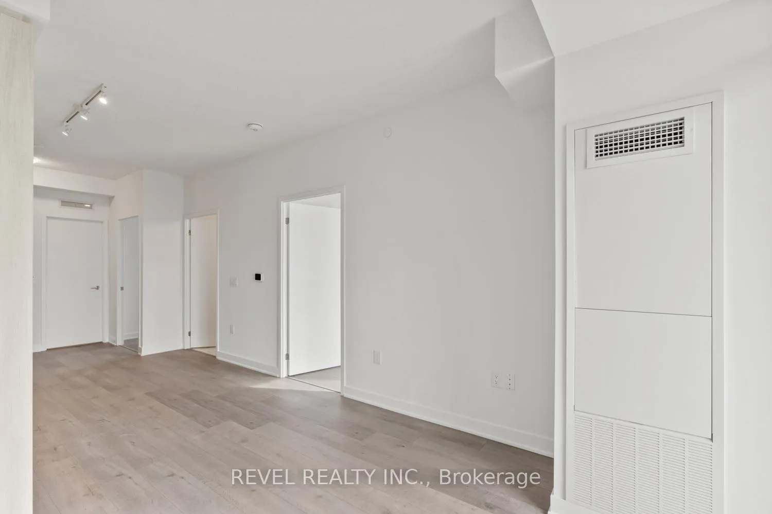 Photo 6 of Unit 720, 60 Honeycrisp Crescent, Vaughan, Vaughan Corporate Centre — HOMEH