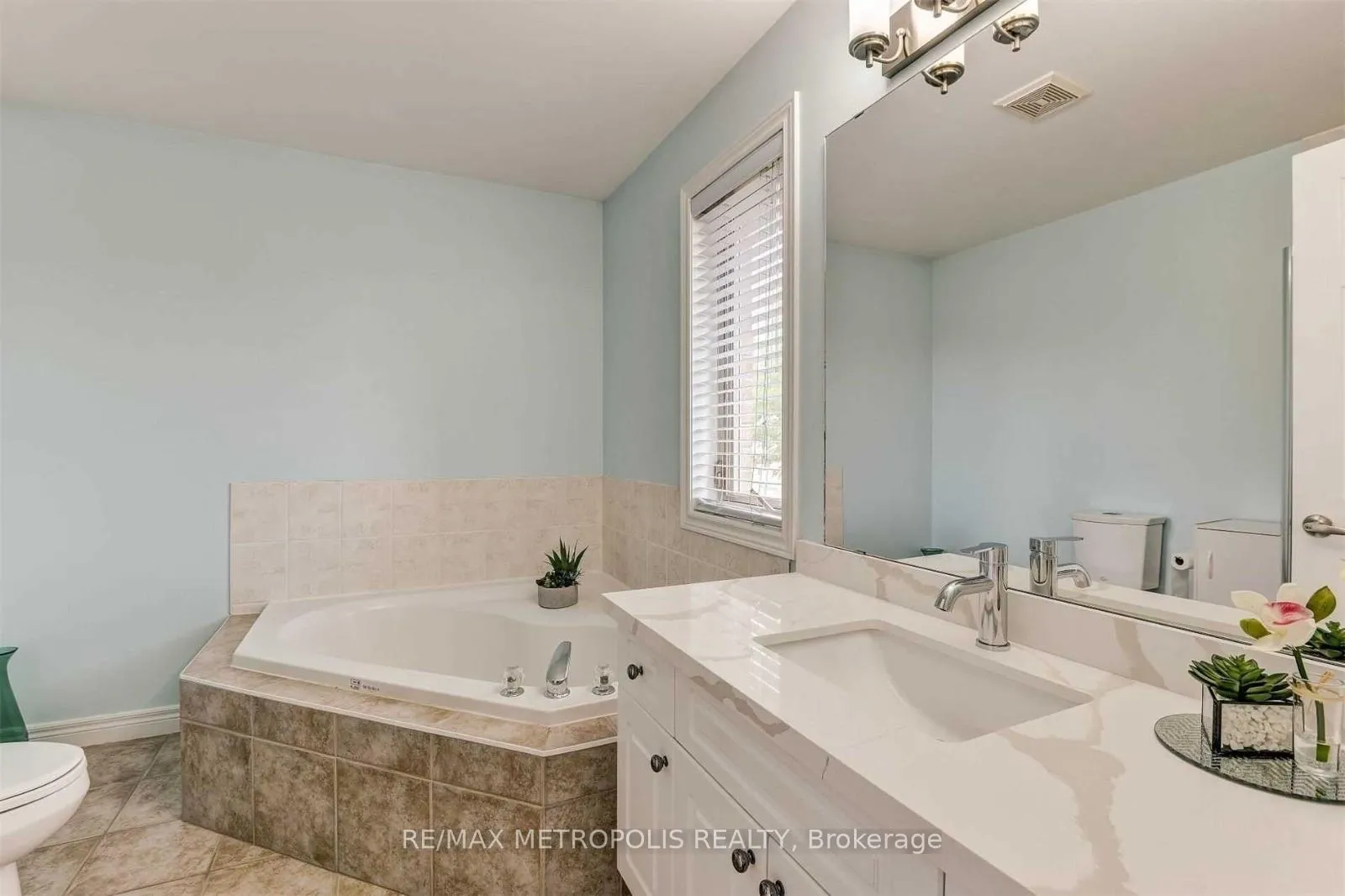 Photo 7 of Unit Main, 24 Viceroy Crescent, Brampton, Northwest Sandalwood Parkway — HOMEH