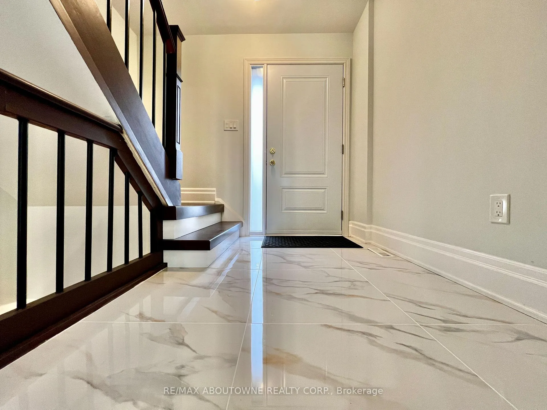 Photo 2 of Unit 41, 1532 Lancaster Drive, Oakville, Falgarwood — HOMEH