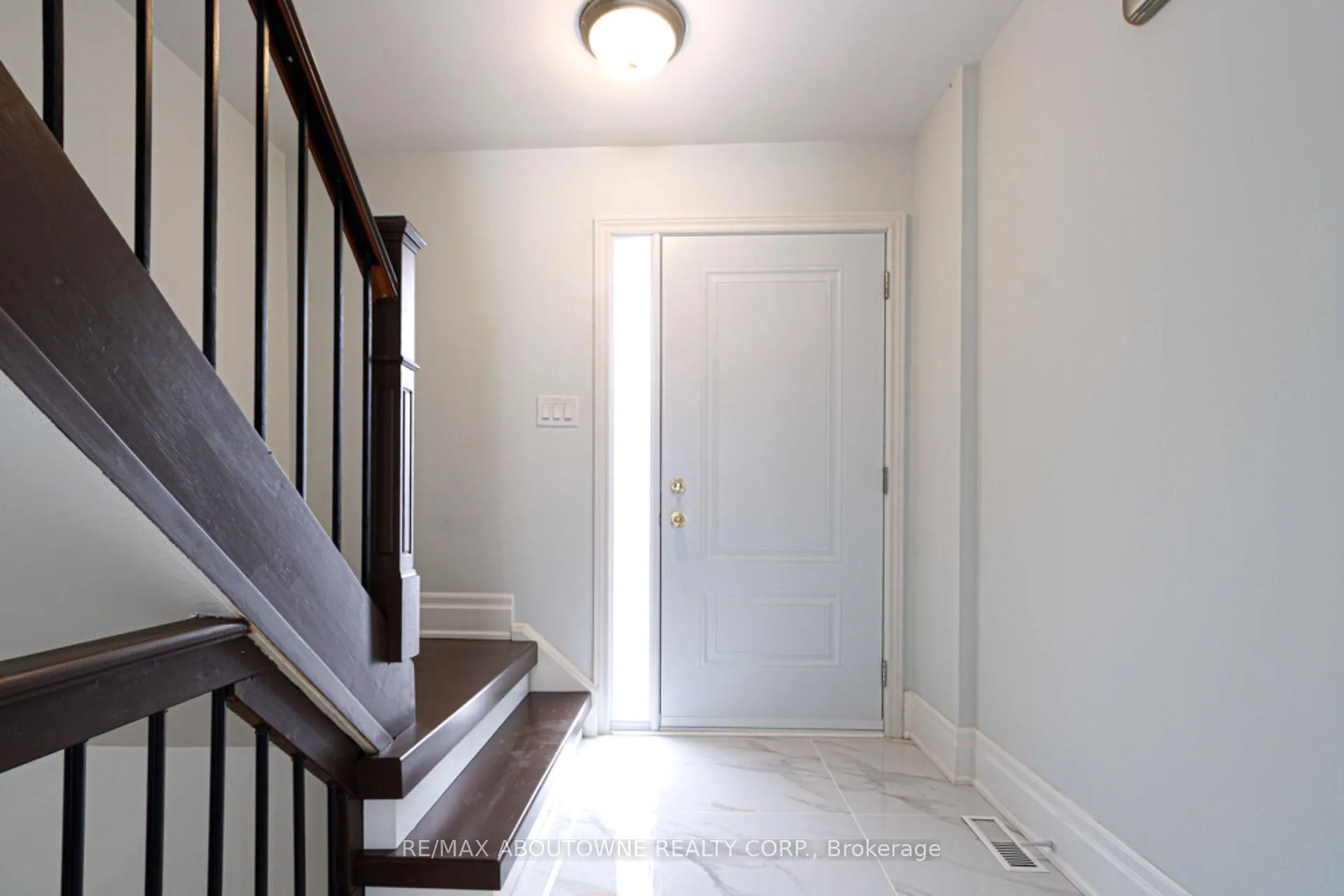 Photo 3 of Unit 41, 1532 Lancaster Drive, Oakville, Falgarwood — HOMEH