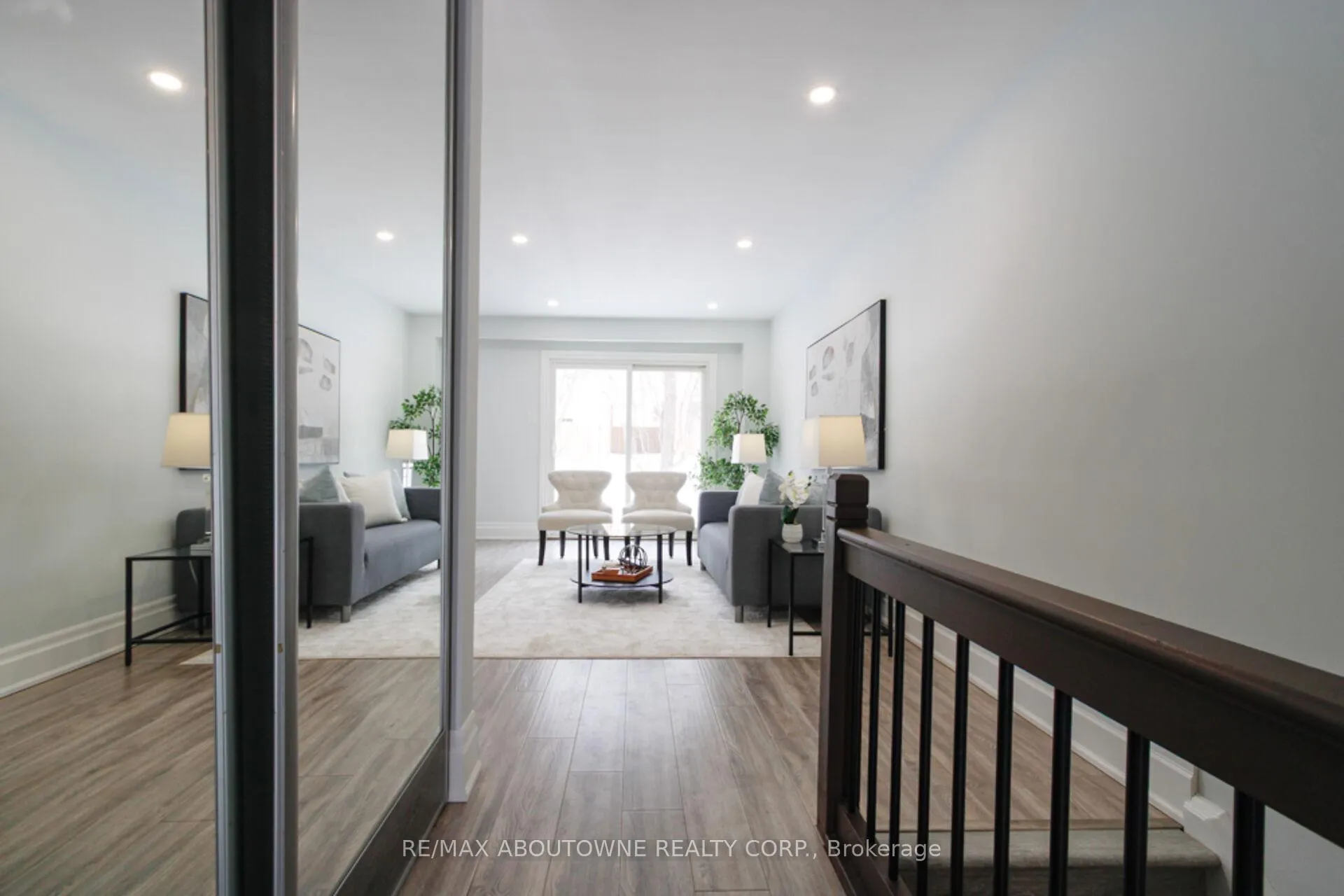 Photo 4 of Unit 41, 1532 Lancaster Drive, Oakville, Falgarwood — HOMEH