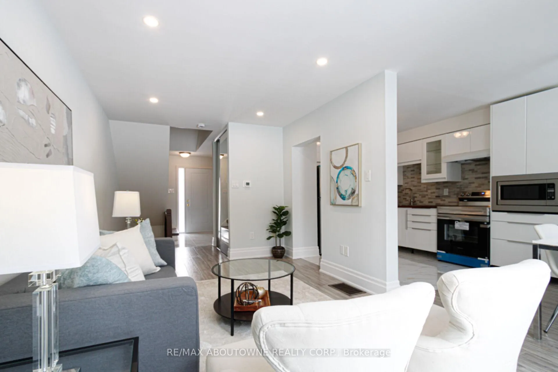 Photo 7 of Unit 41, 1532 Lancaster Drive, Oakville, Falgarwood — HOMEH