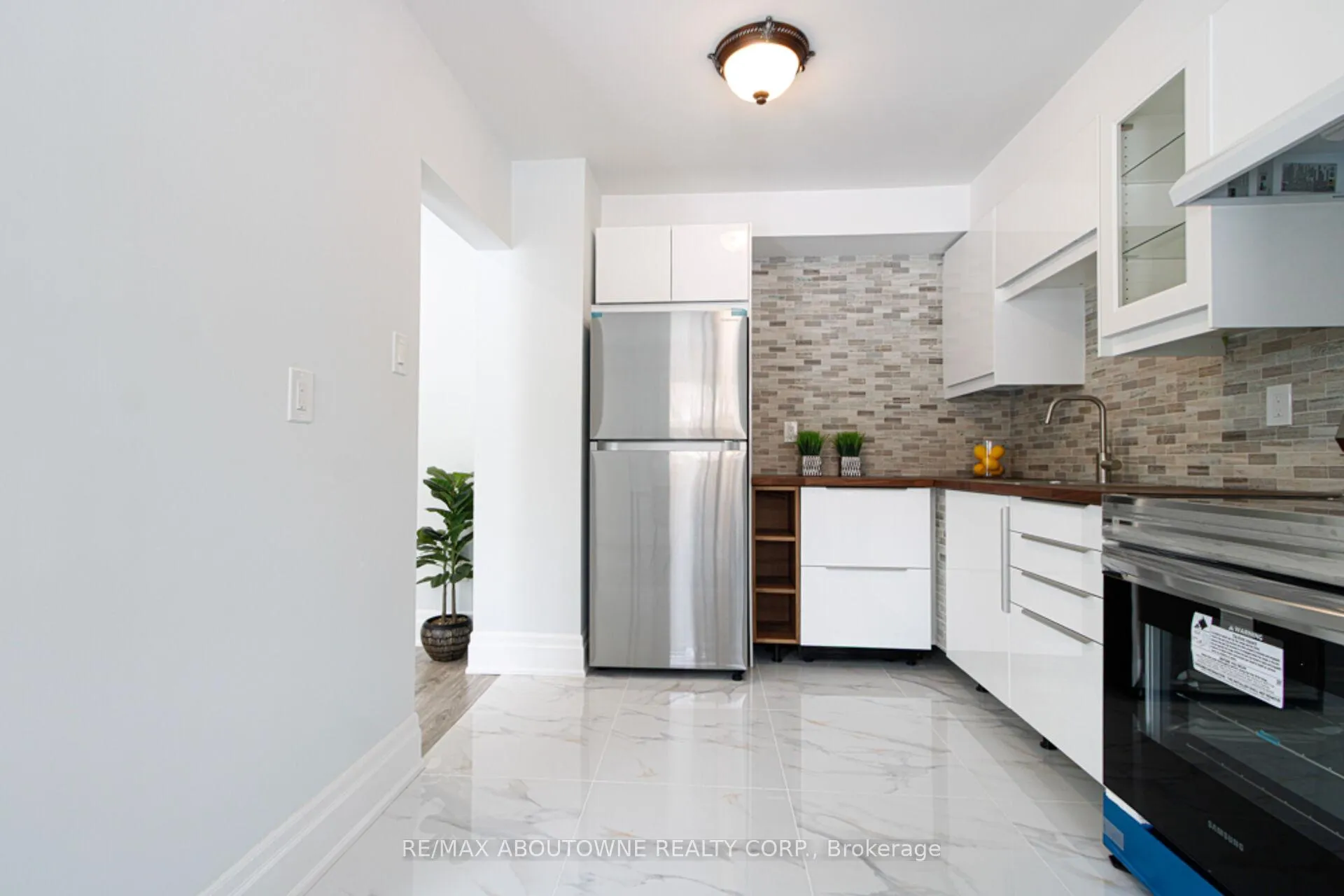 Photo 11 of Unit 41, 1532 Lancaster Drive, Oakville, Falgarwood — HOMEH