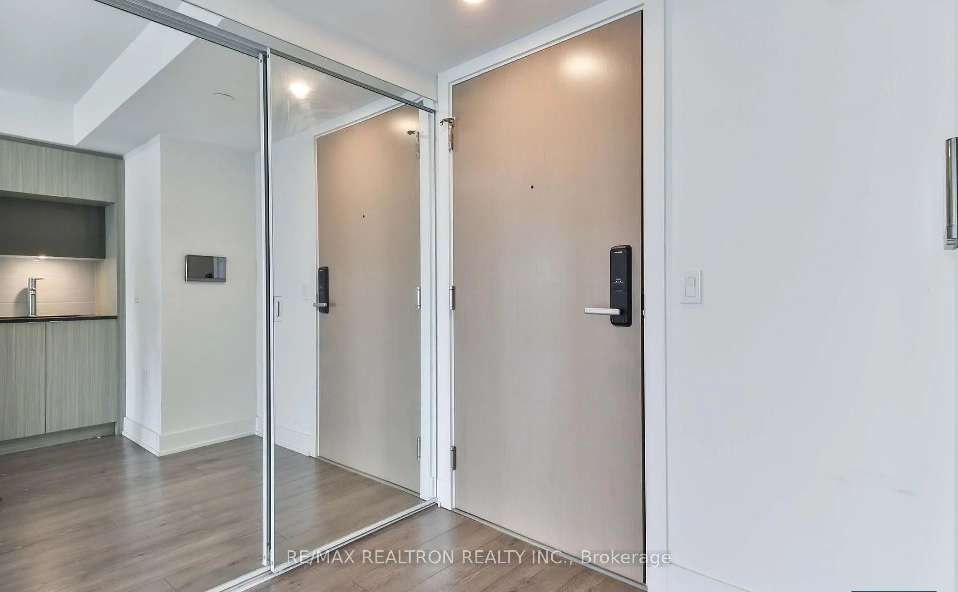 Photo 5 of Unit 1117, 585 Bloor Street E, Toronto, North St. James Town — HOMEH
