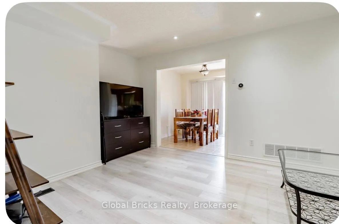 Photo 4 of 83 Monaco Court, Brampton, Fletcher's Meadow — HOMEH