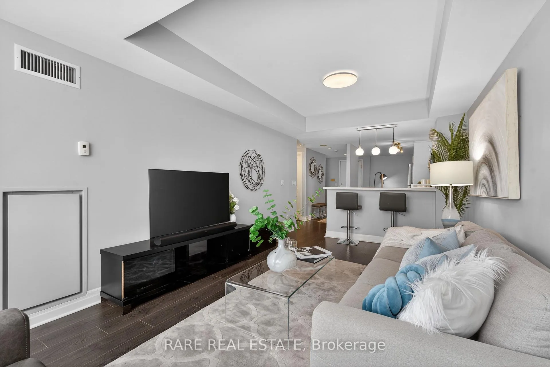 Photo 2 of Unit 702, 1801 Bayview Avenue, Toronto, Leaside — HOMEH
