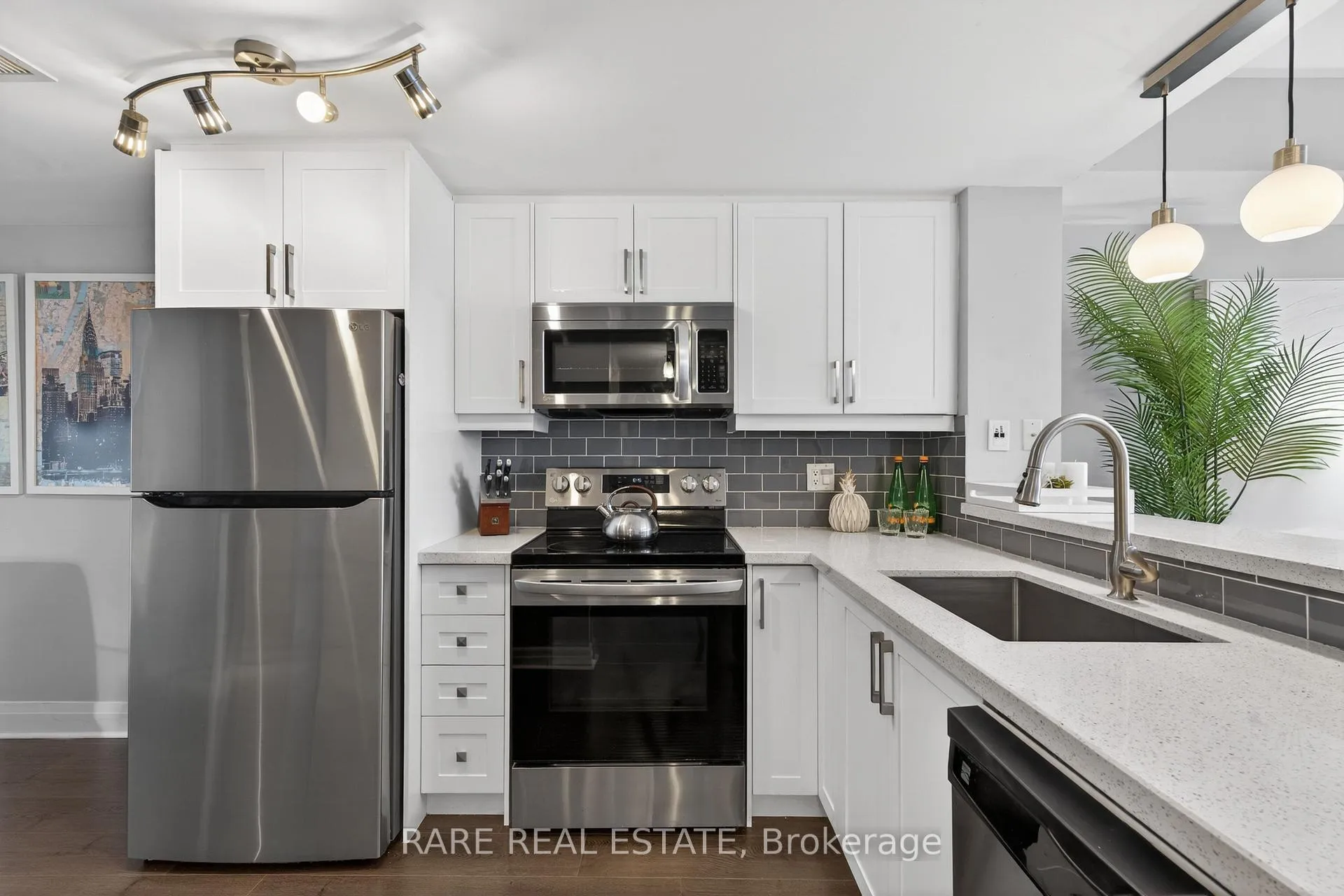 Photo 3 of Unit 702, 1801 Bayview Avenue, Toronto, Leaside — HOMEH