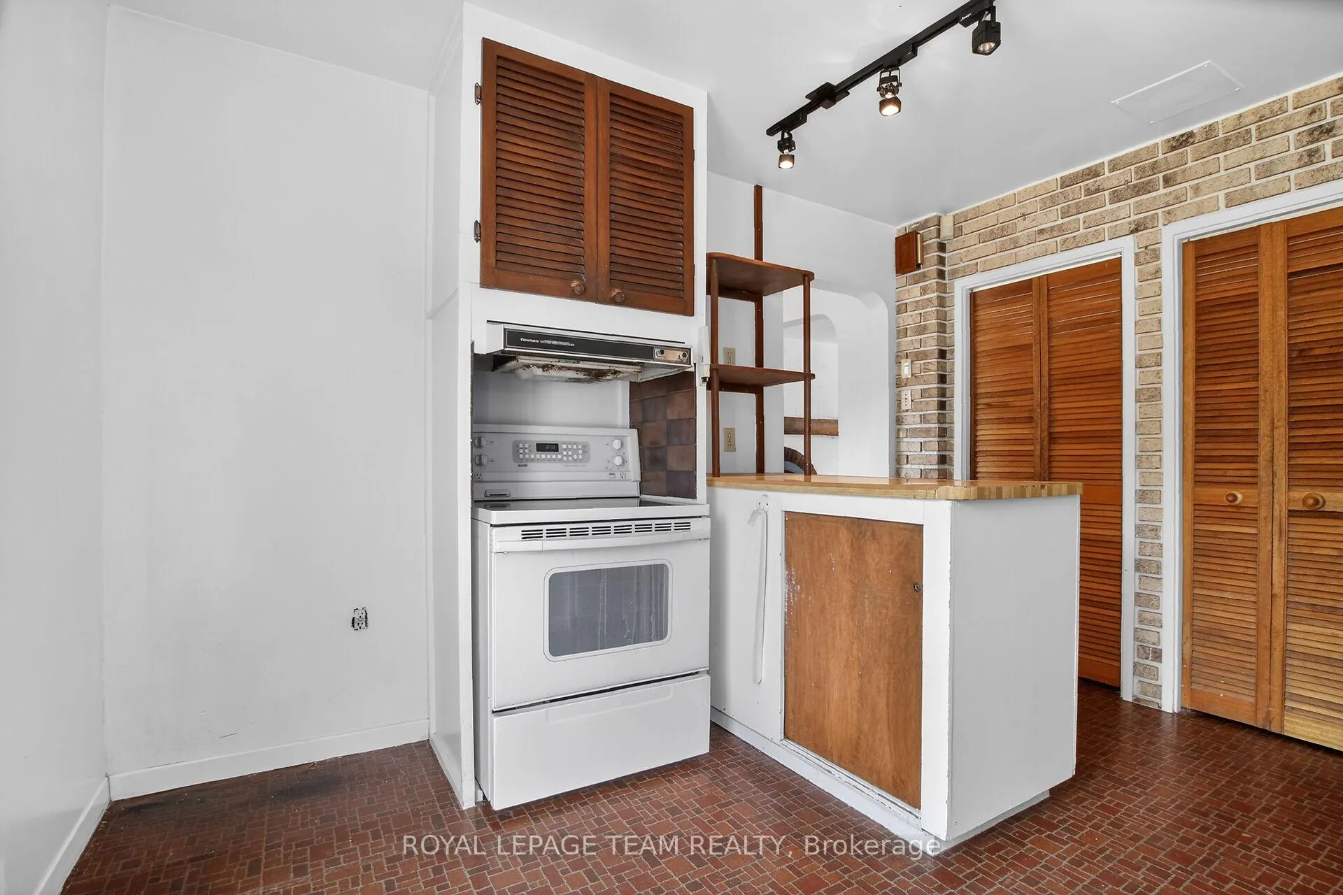 Photo 11 of 77 West Presland Road, Ottawa, Overbrook — HOMEH