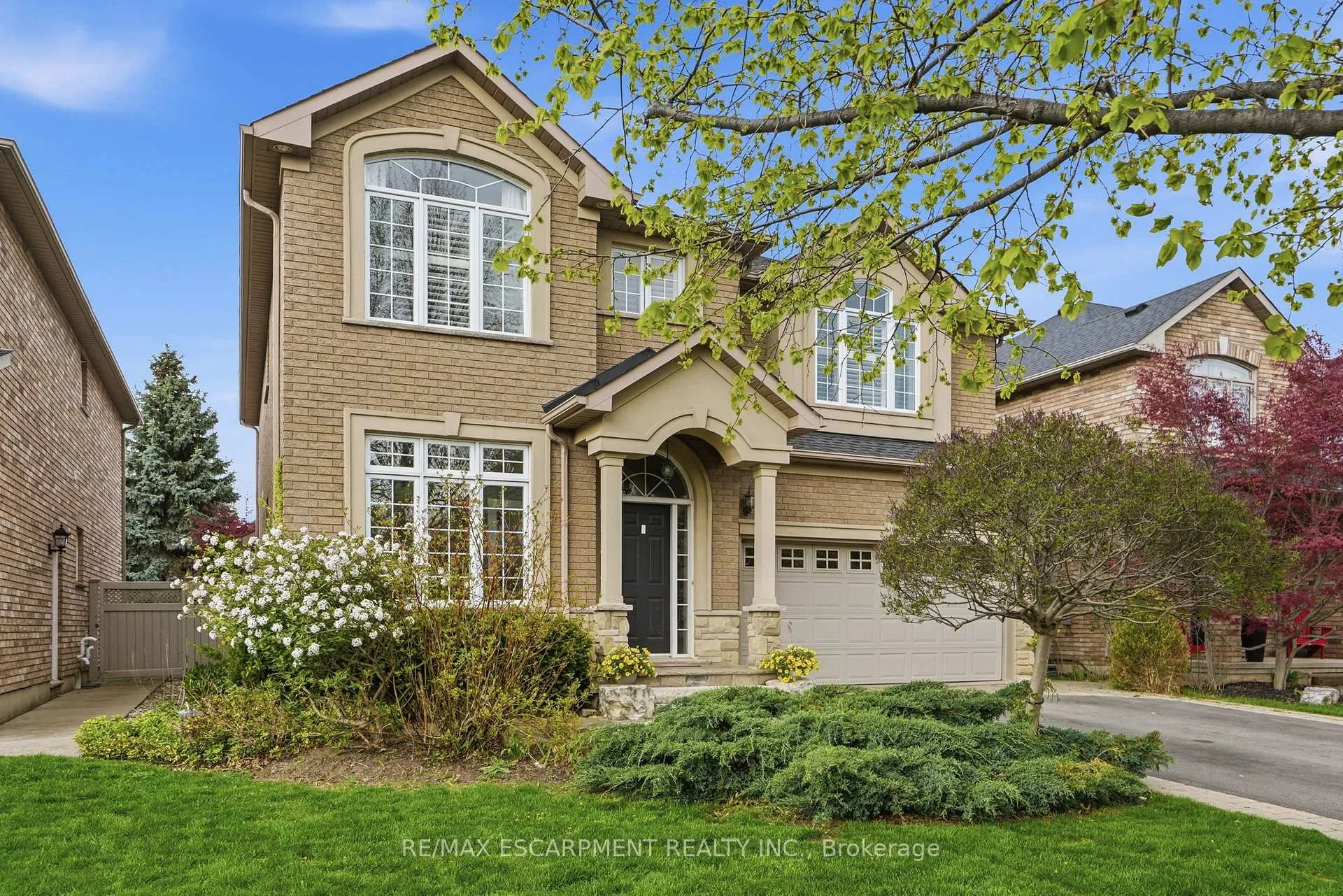 Photo 2 of 20 Commando Court, Hamilton, Waterdown — HOMEH