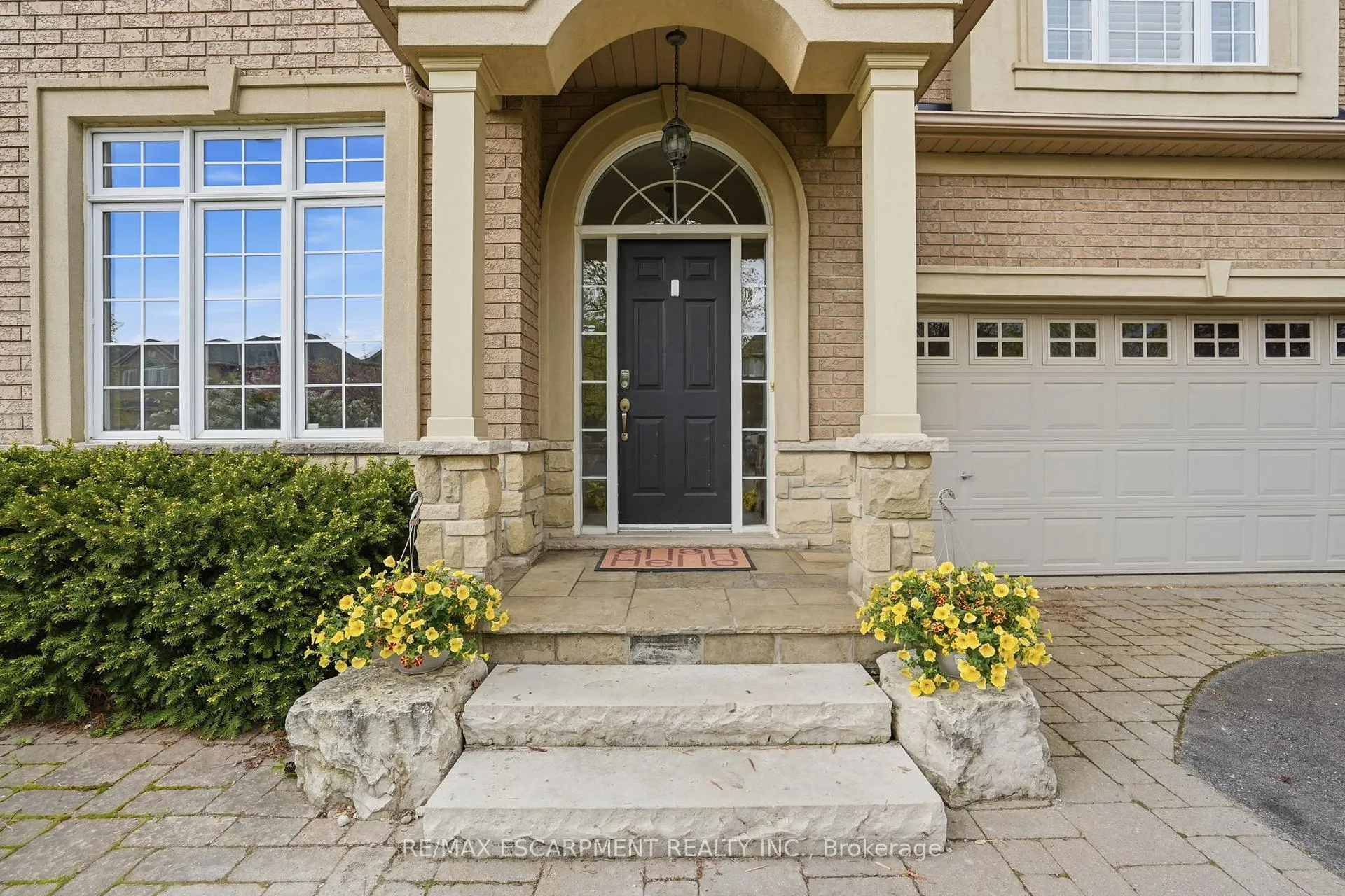 Photo 3 of 20 Commando Court, Hamilton, Waterdown — HOMEH