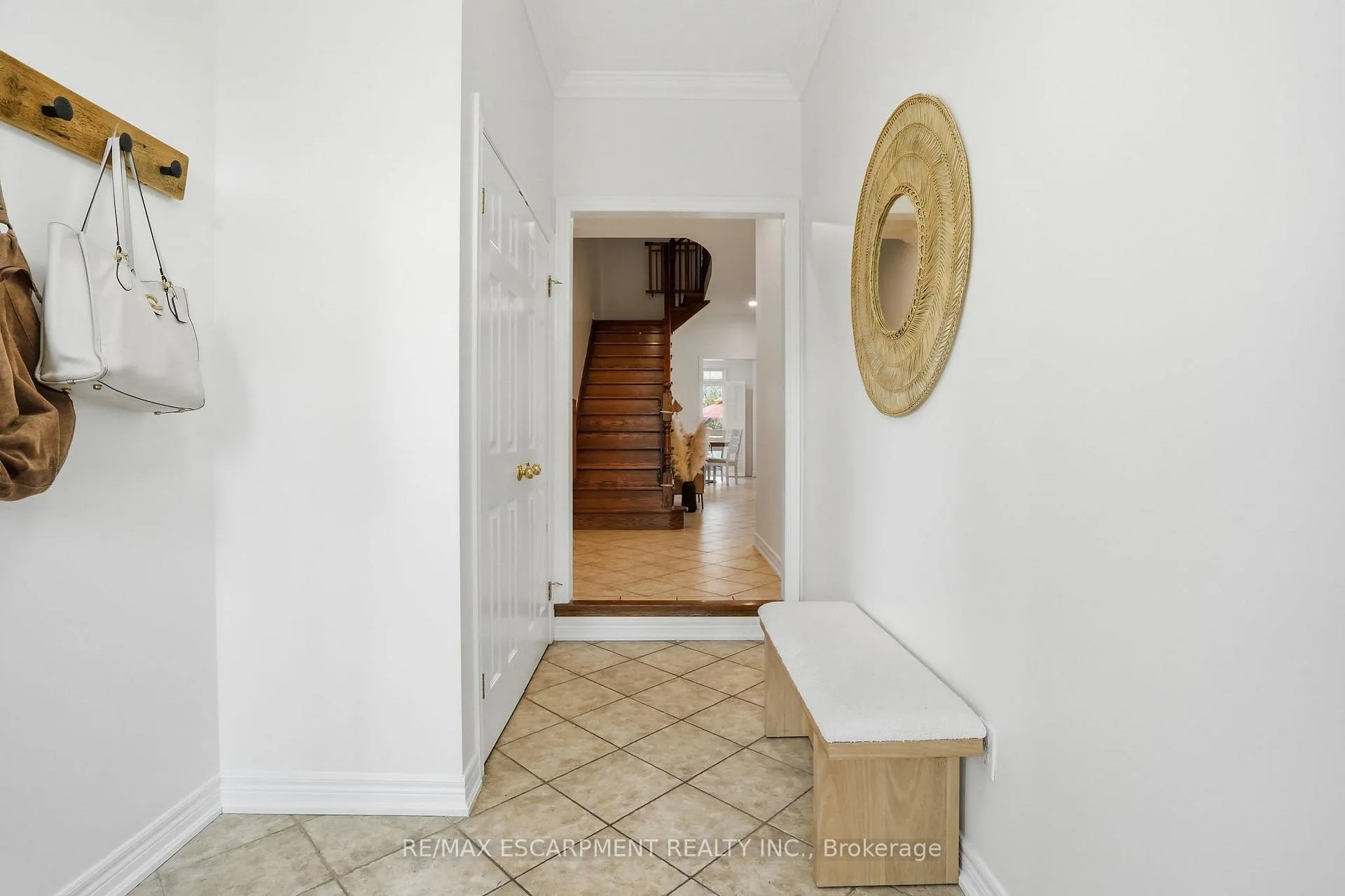 Photo 4 of 20 Commando Court, Hamilton, Waterdown — HOMEH