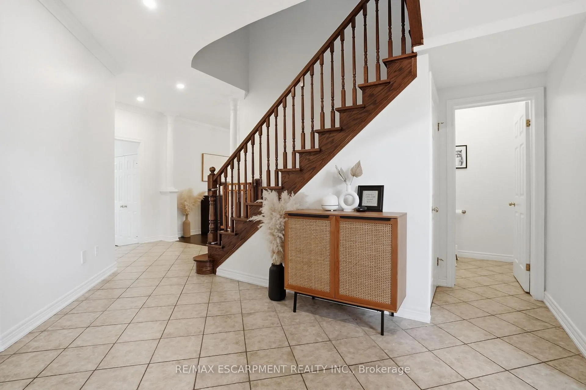 Photo 5 of 20 Commando Court, Hamilton, Waterdown — HOMEH
