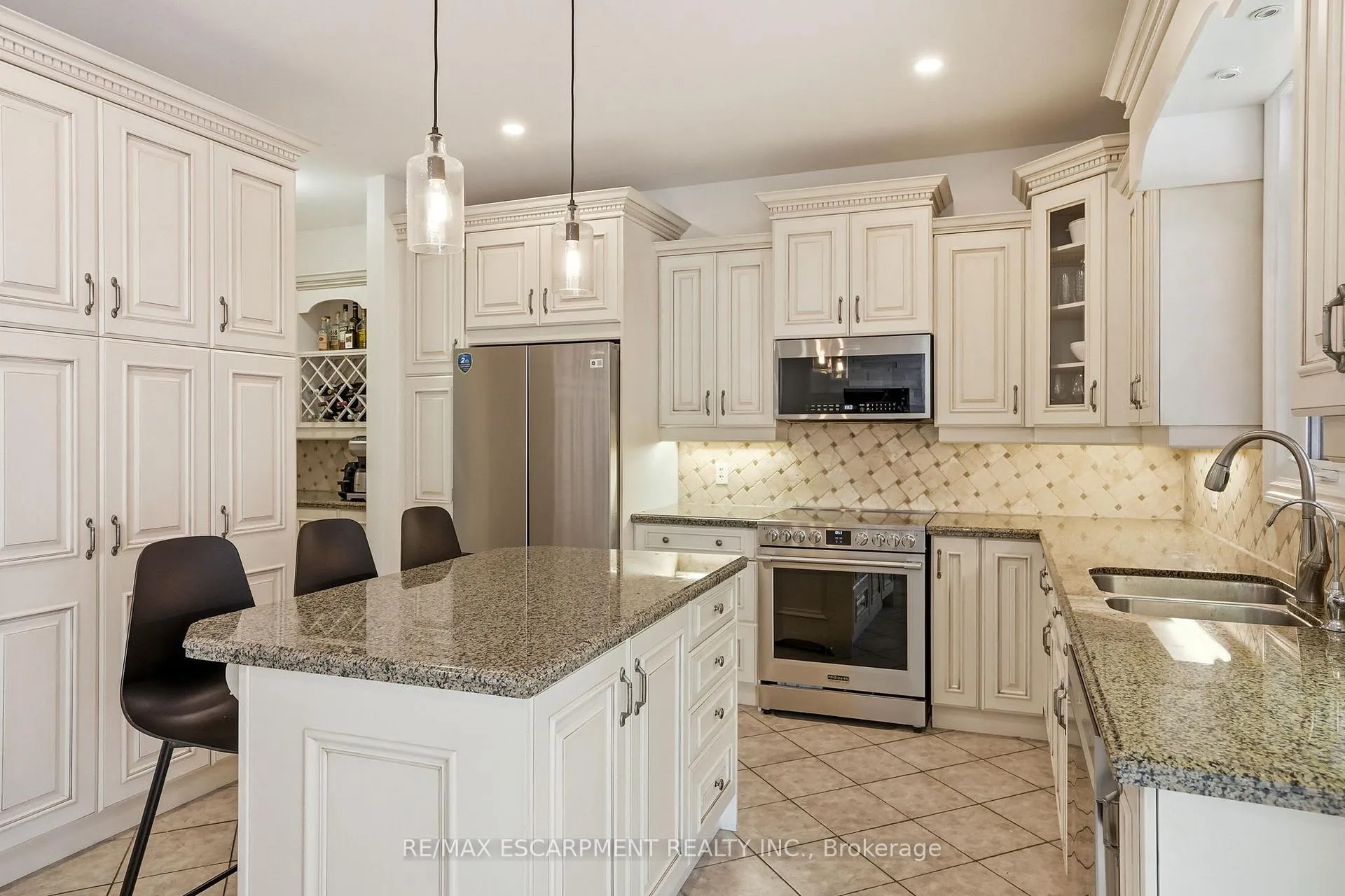 Photo 10 of 20 Commando Court, Hamilton, Waterdown — HOMEH