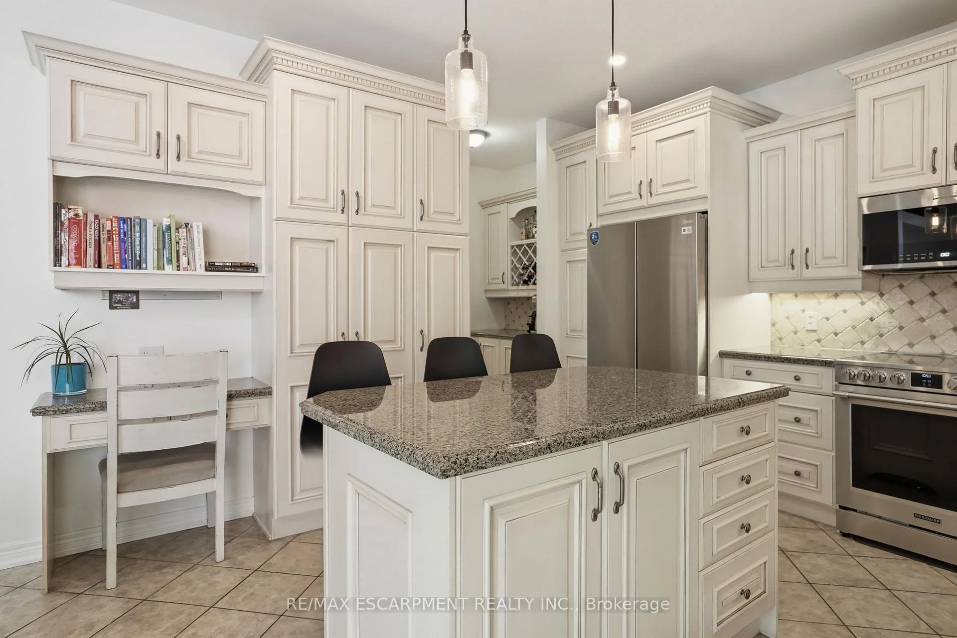 Photo 13 of 20 Commando Court, Hamilton, Waterdown — HOMEH
