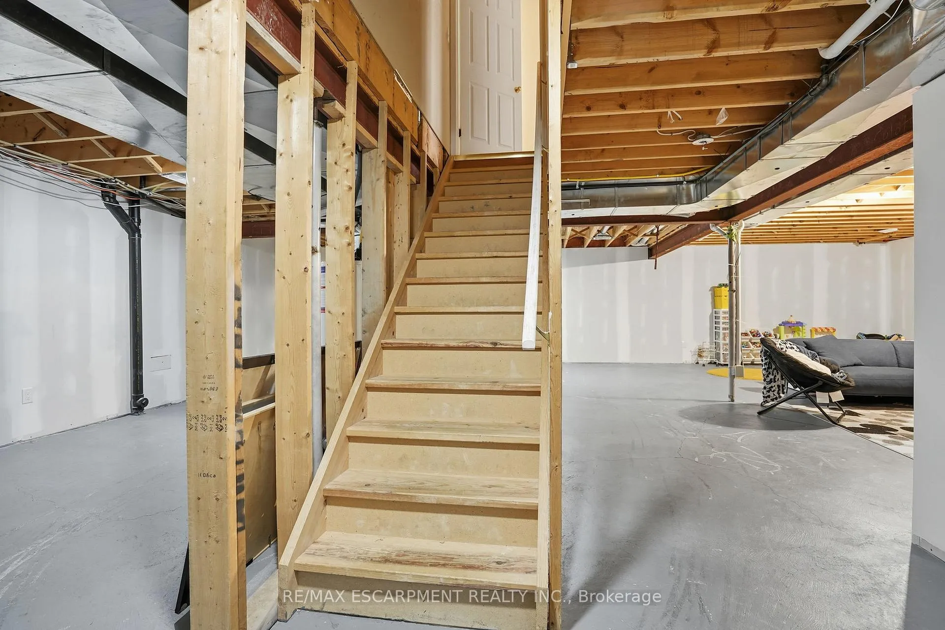 Photo 38 of 20 Commando Court, Hamilton, Waterdown — HOMEH