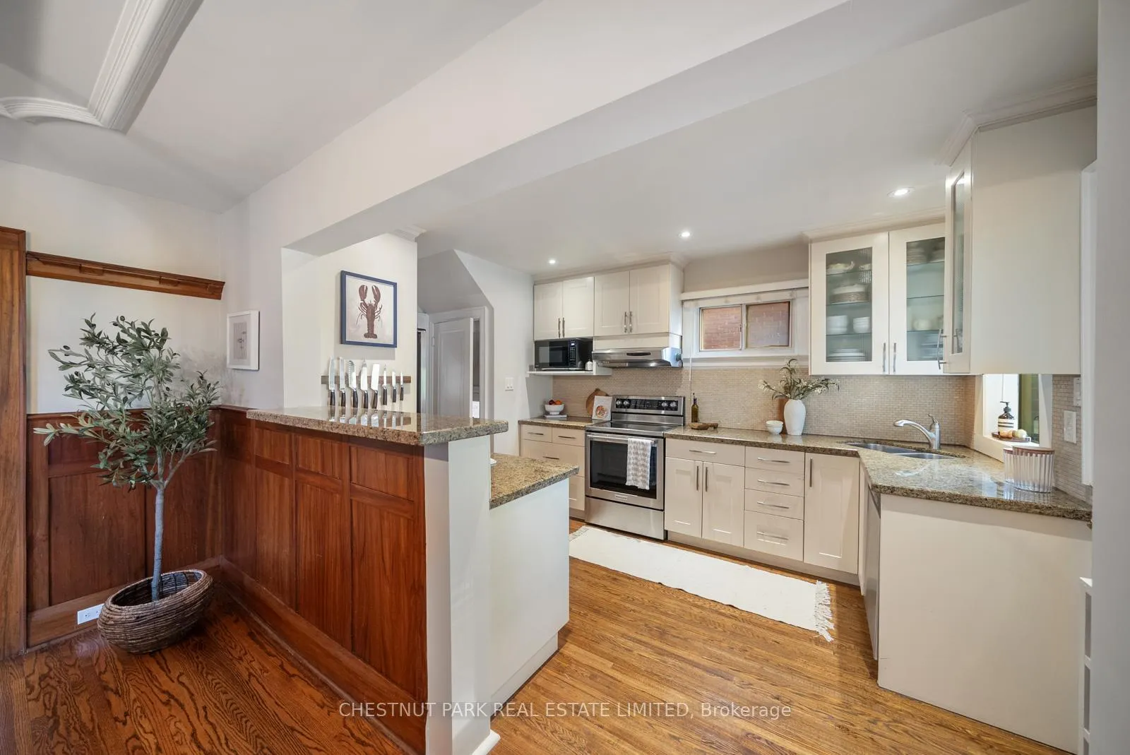 Photo 14 of 17 Glen Stewart Avenue, Toronto, The Beaches — HOMEH