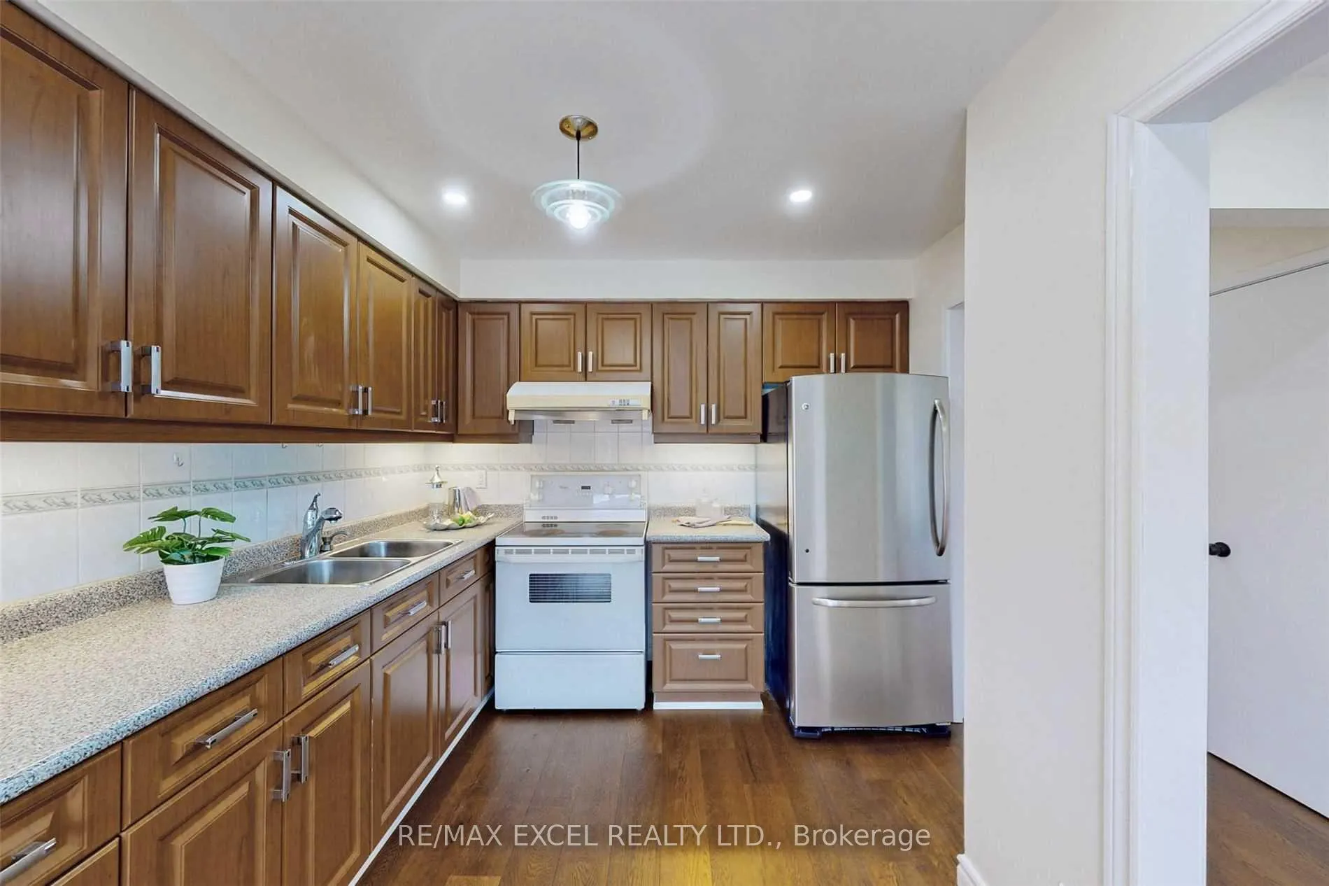 Photo 12 of 28 Karen Miles Crescent, Markham, Middlefield — HOMEH