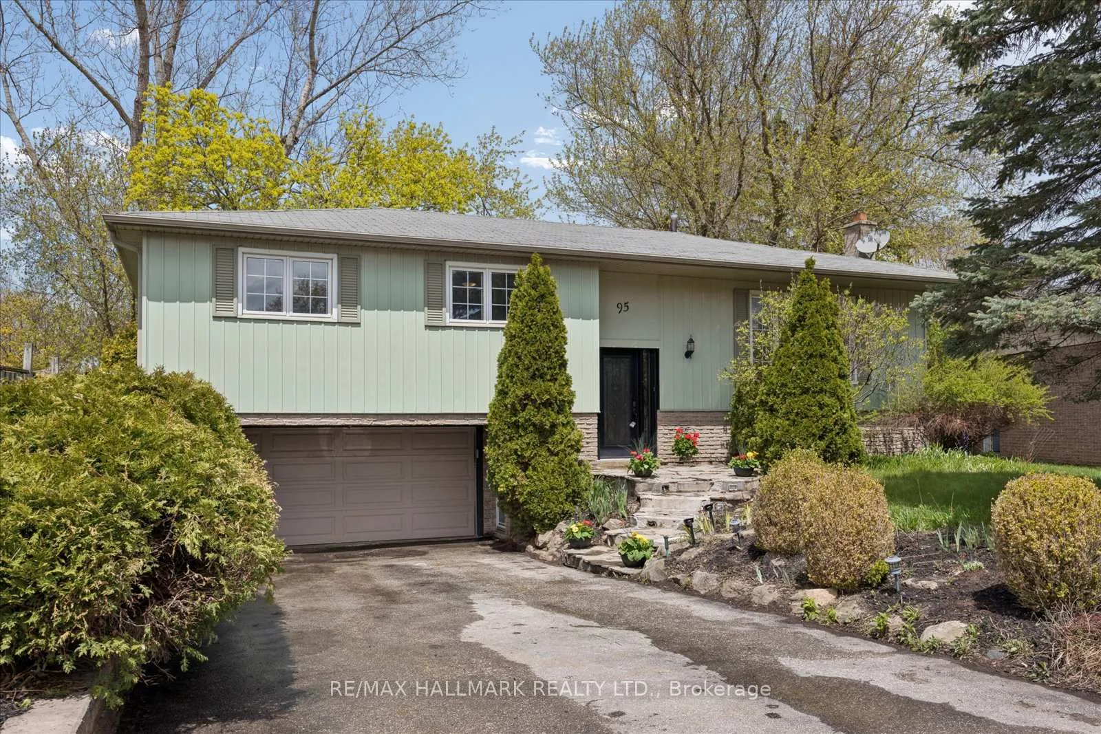 Photo 1 of 95 Booth Drive, Whitchurch-Stouffville, Stouffville — HOMEH