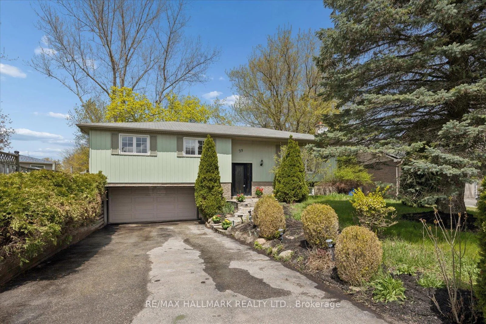 Photo 2 of 95 Booth Drive, Whitchurch-Stouffville, Stouffville — HOMEH