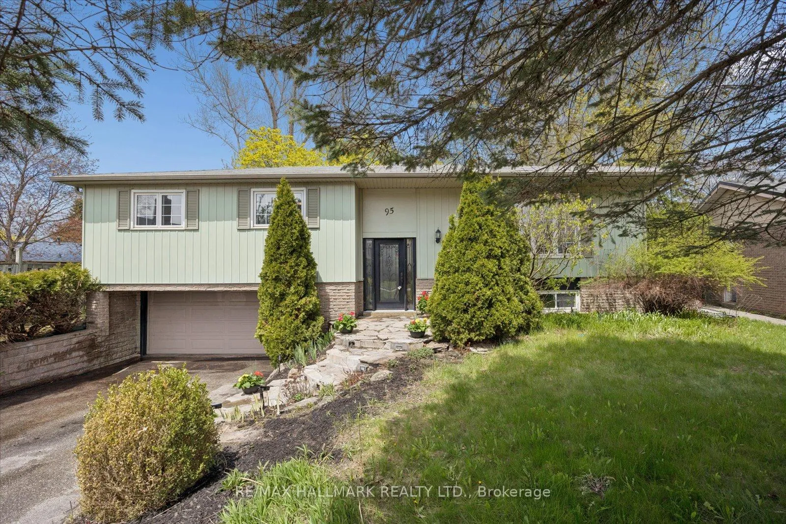 Photo 3 of 95 Booth Drive, Whitchurch-Stouffville, Stouffville — HOMEH
