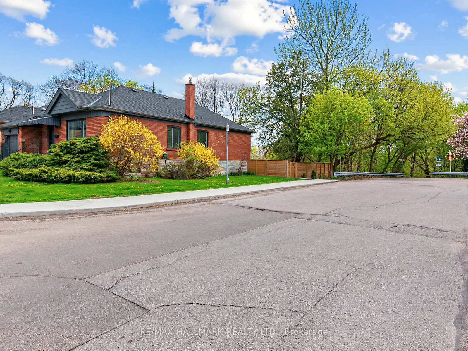 Photo 3 of 1 Ferncliff Court, Toronto, O'Connor-Parkview — HOMEH
