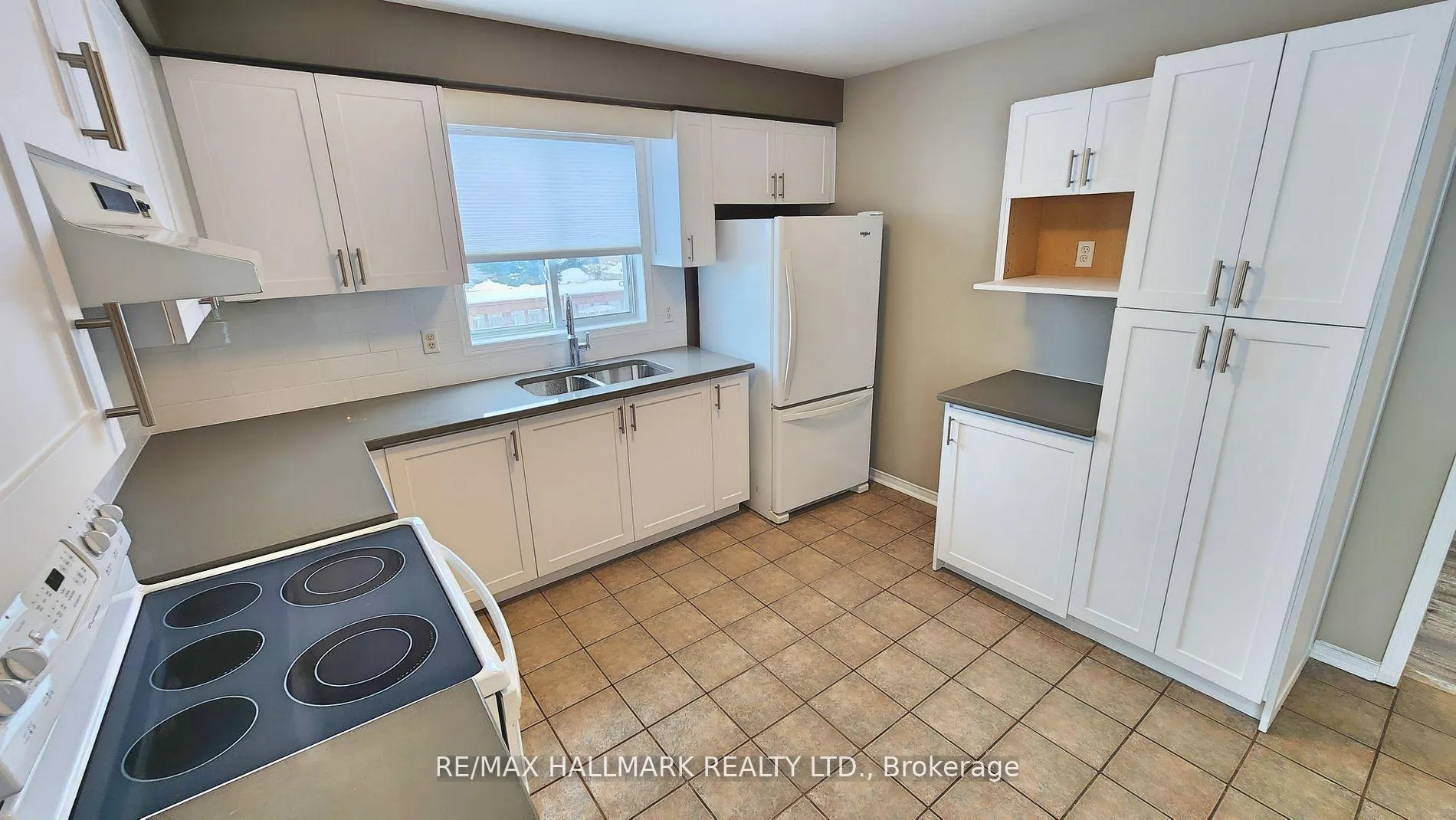 Photo 3 of 48 Downing Crescent, Barrie, Holly — HOMEH
