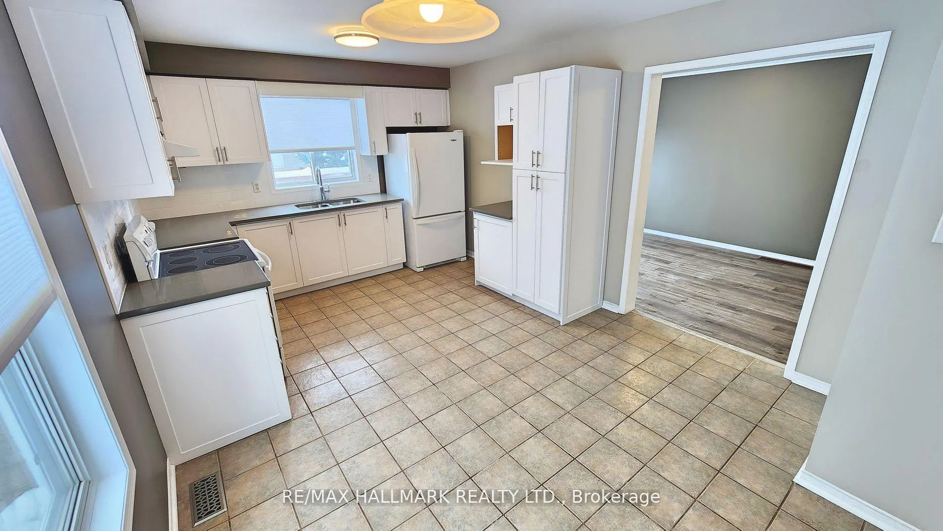 Photo 4 of 48 Downing Crescent, Barrie, Holly — HOMEH