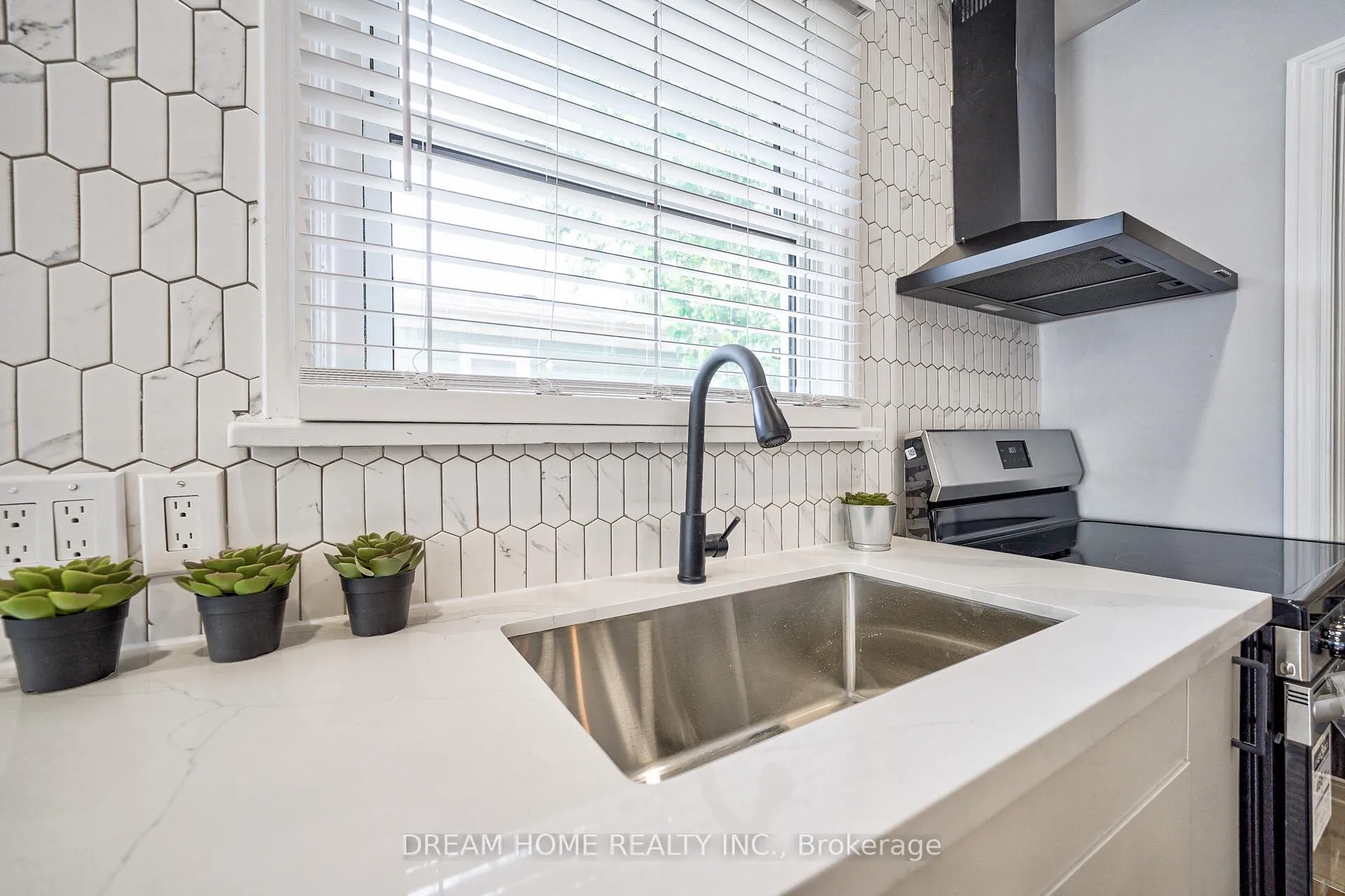 Photo 13 of 31 Warren Road, St. Catharines, Secord Woods — HOMEH