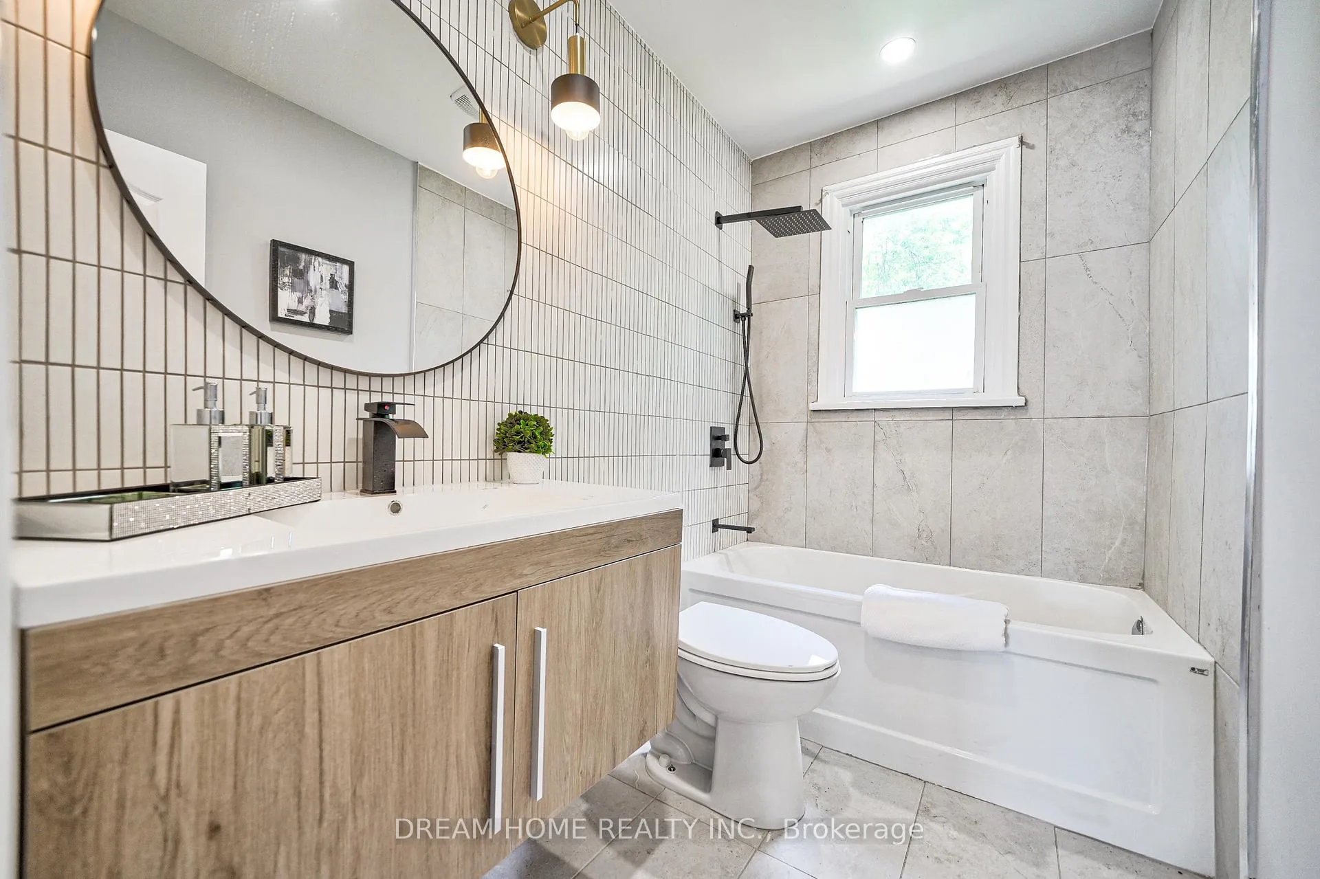 Photo 23 of 31 Warren Road, St. Catharines, Secord Woods — HOMEH