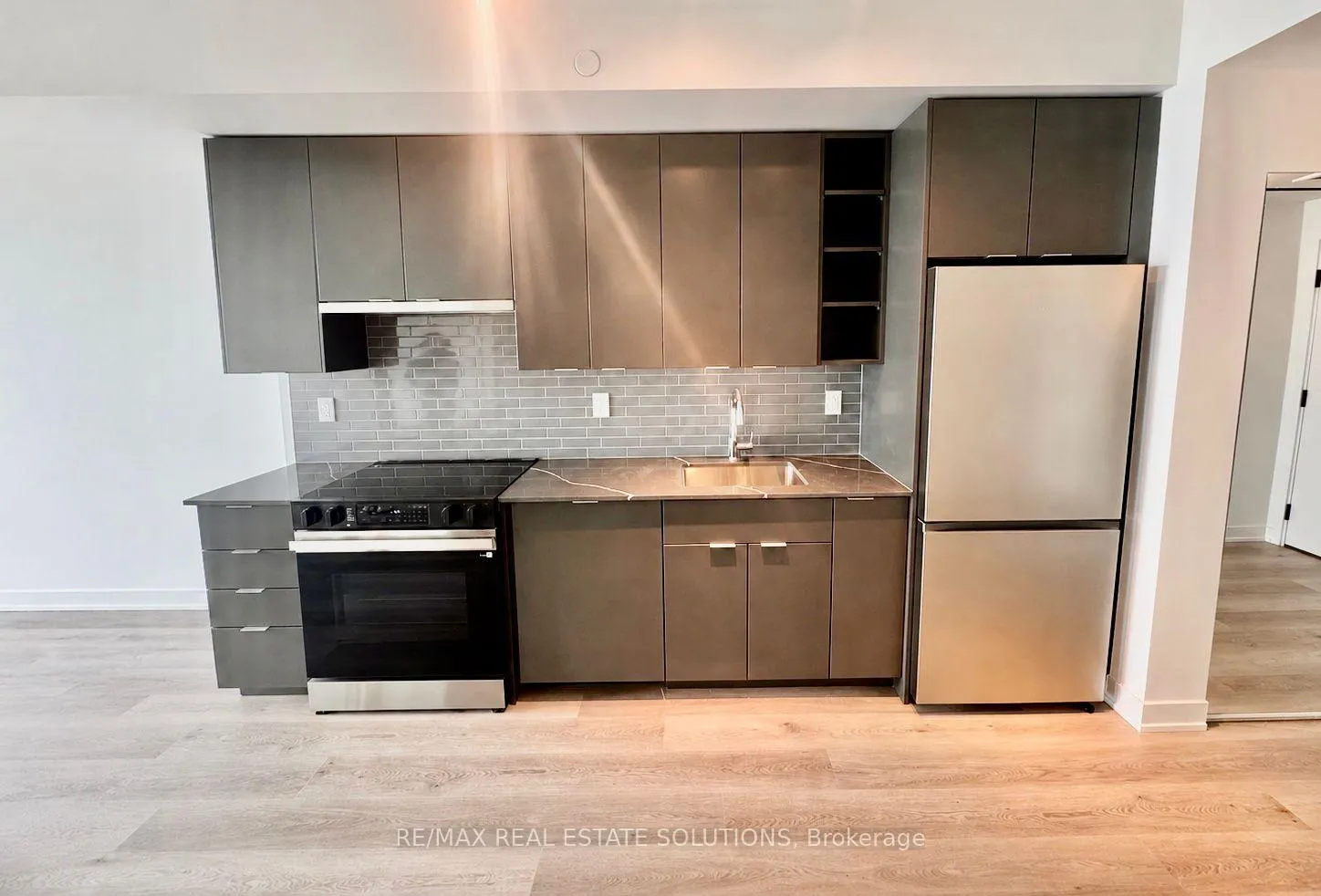 Photo 2 of Unit 905, 2075 Lakeshore Road, Burlington, Brant — HOMEH