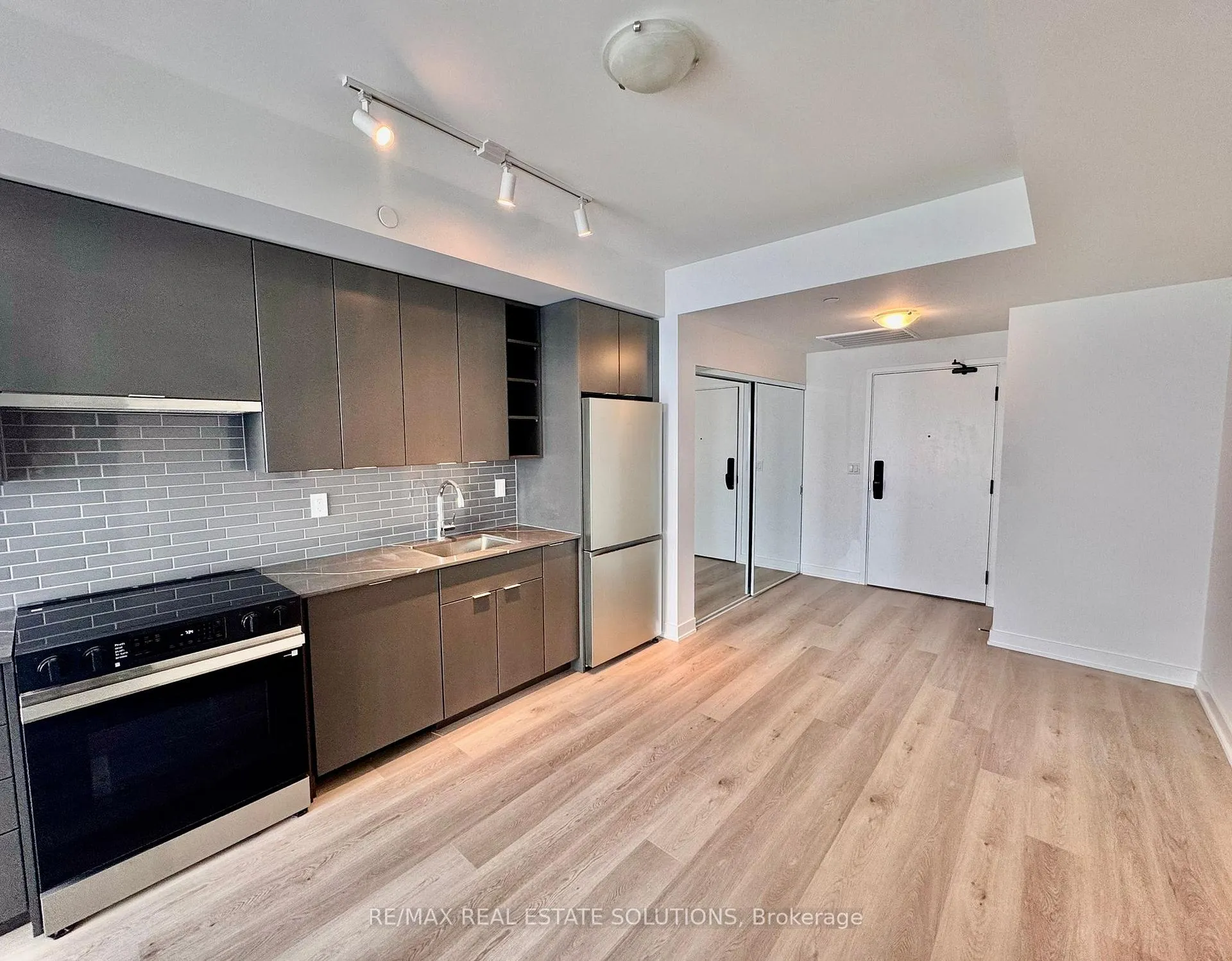 Photo 4 of Unit 905, 2075 Lakeshore Road, Burlington, Brant — HOMEH