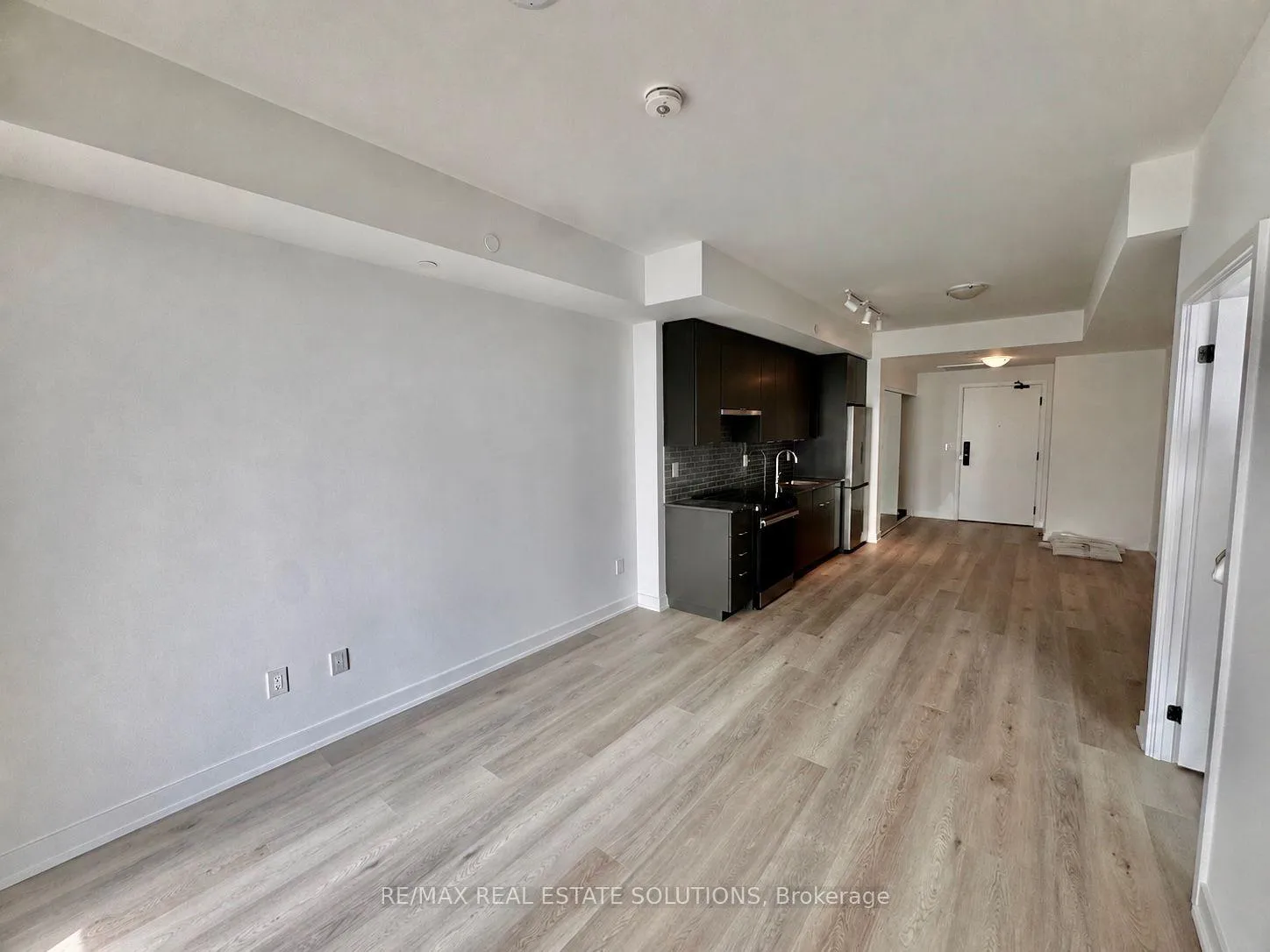 Photo 5 of Unit 905, 2075 Lakeshore Road, Burlington, Brant — HOMEH
