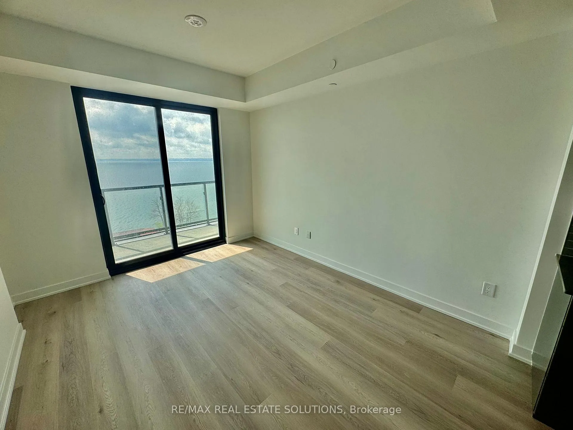 Photo 6 of Unit 905, 2075 Lakeshore Road, Burlington, Brant — HOMEH