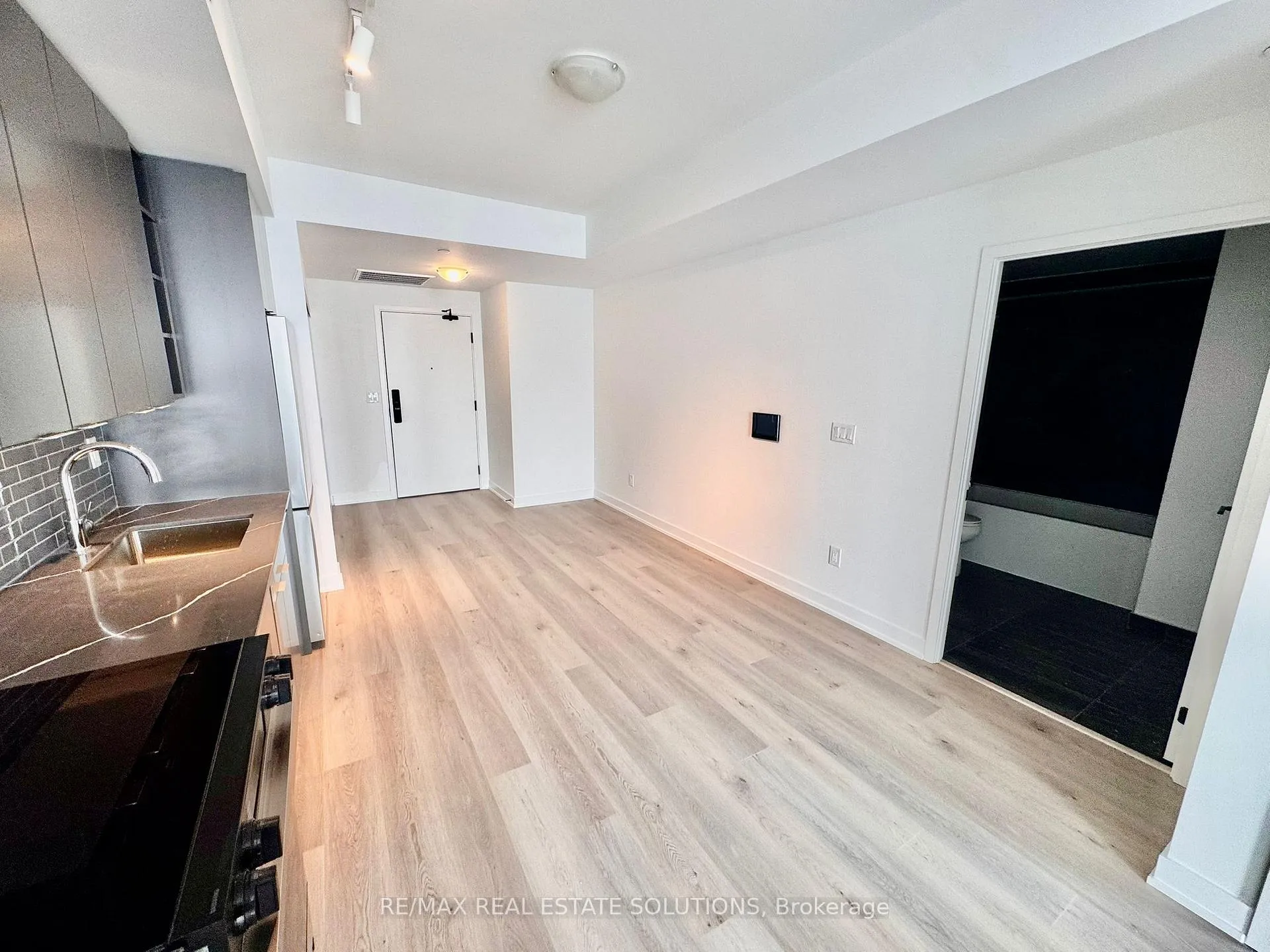 Photo 7 of Unit 905, 2075 Lakeshore Road, Burlington, Brant — HOMEH