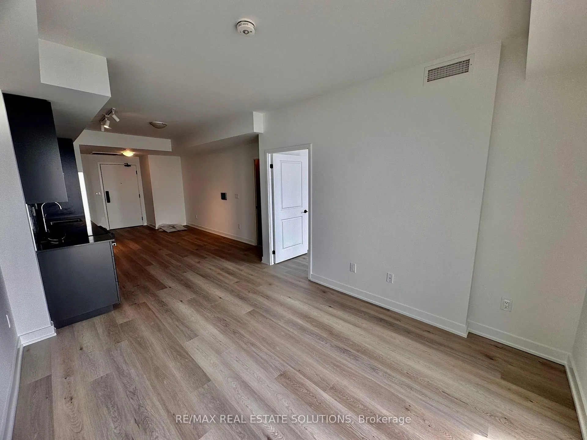 Photo 8 of Unit 905, 2075 Lakeshore Road, Burlington, Brant — HOMEH