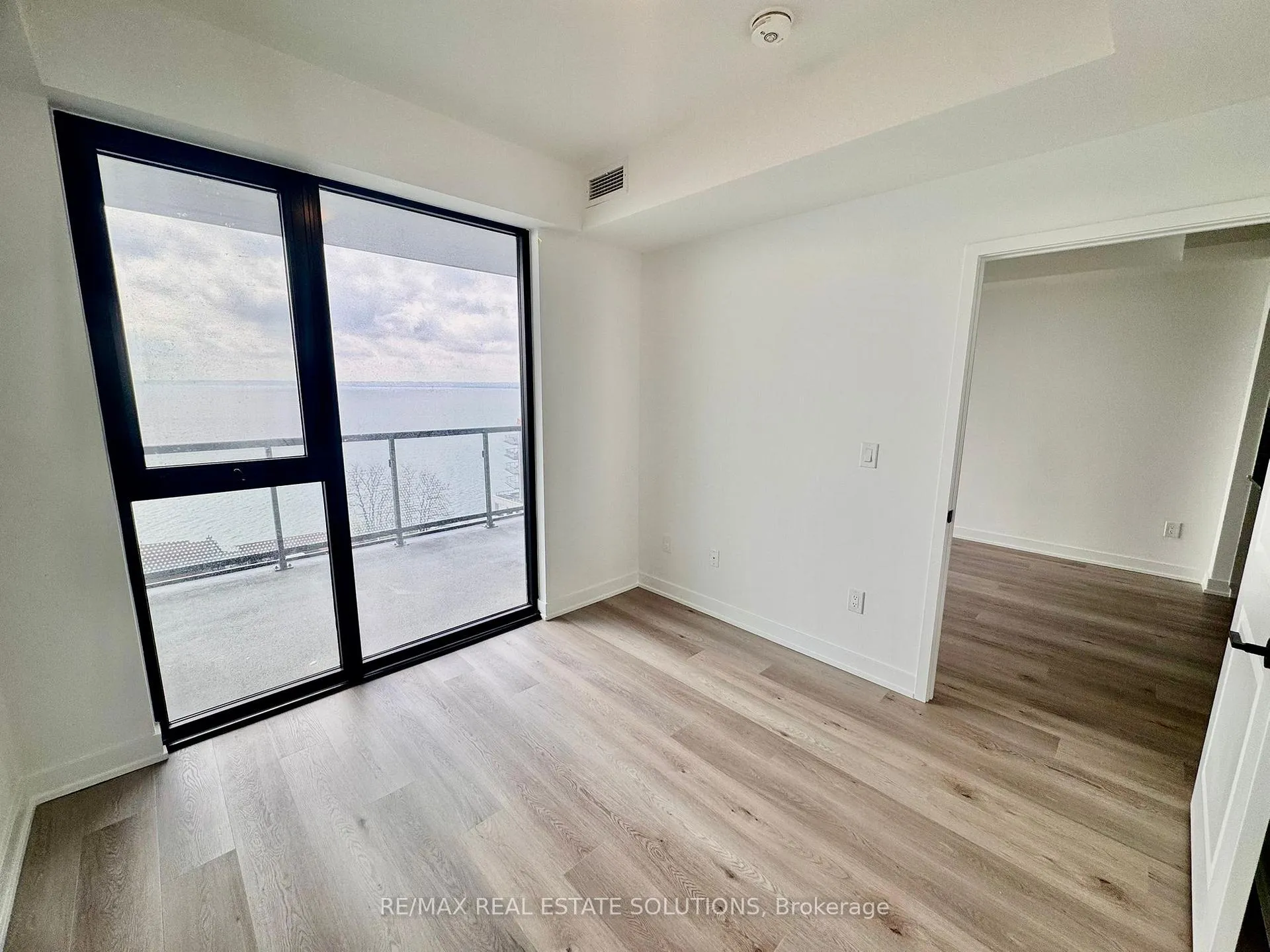 Photo 9 of Unit 905, 2075 Lakeshore Road, Burlington, Brant — HOMEH