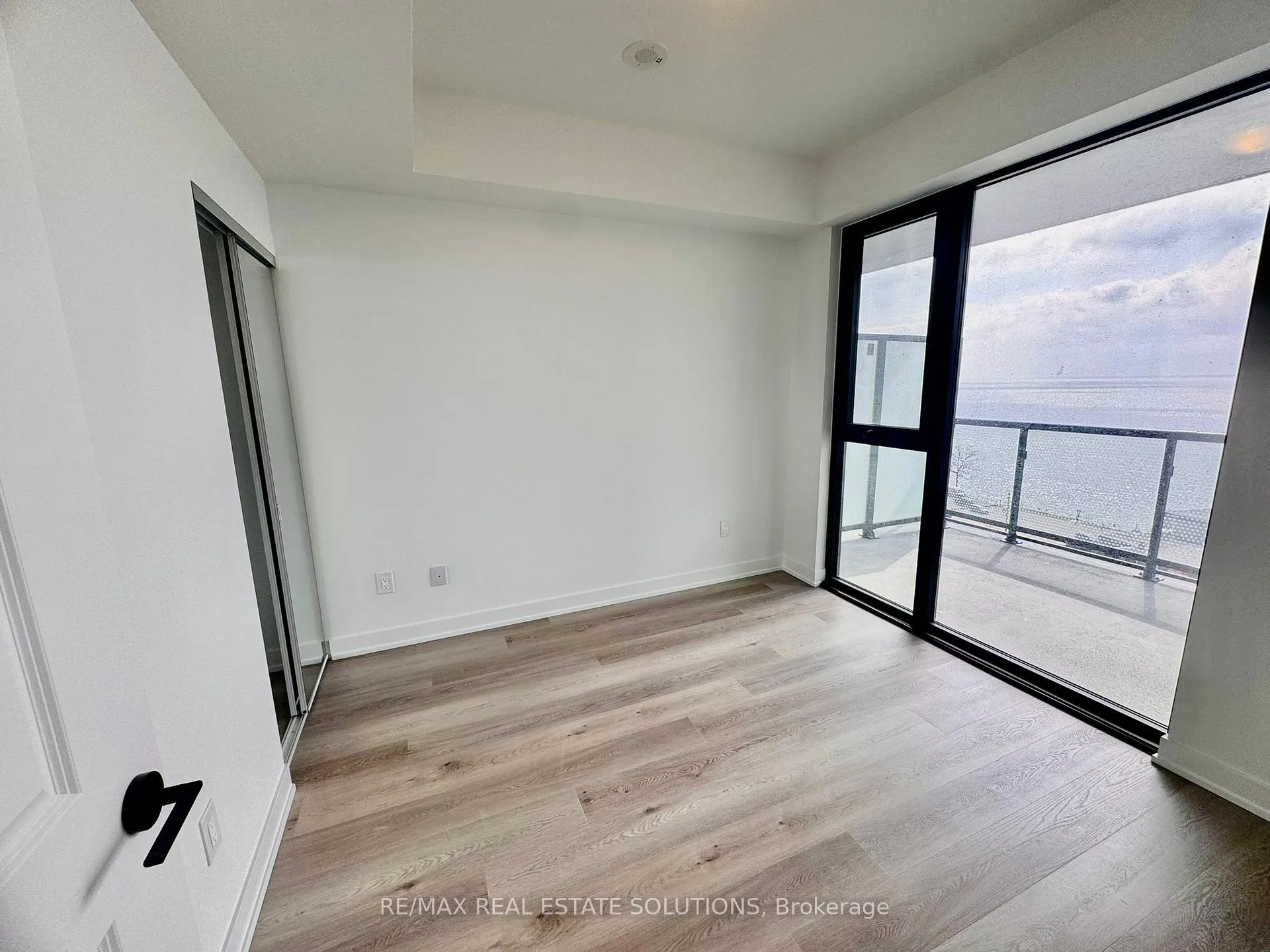 Photo 10 of Unit 905, 2075 Lakeshore Road, Burlington, Brant — HOMEH