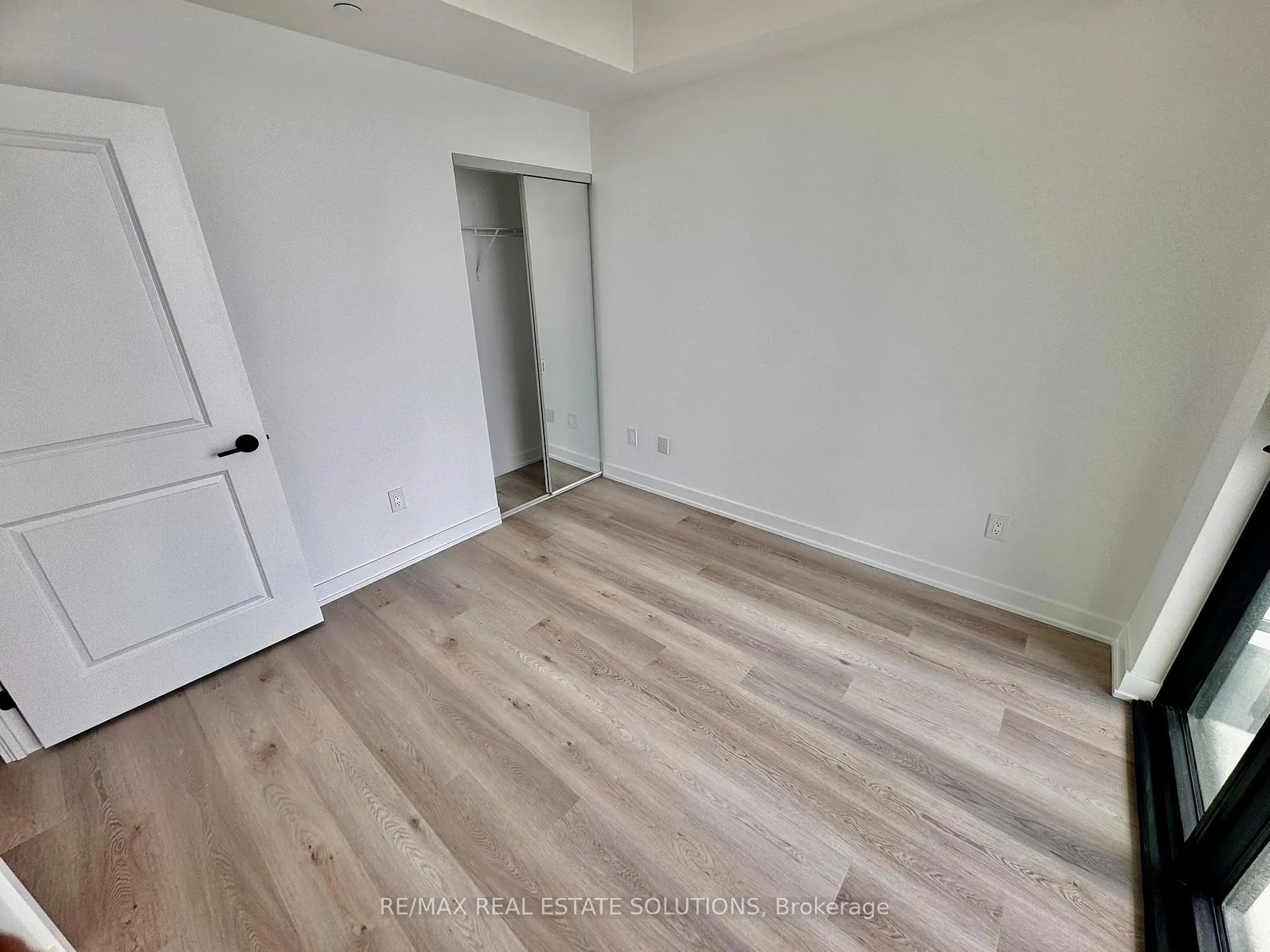 Photo 11 of Unit 905, 2075 Lakeshore Road, Burlington, Brant — HOMEH