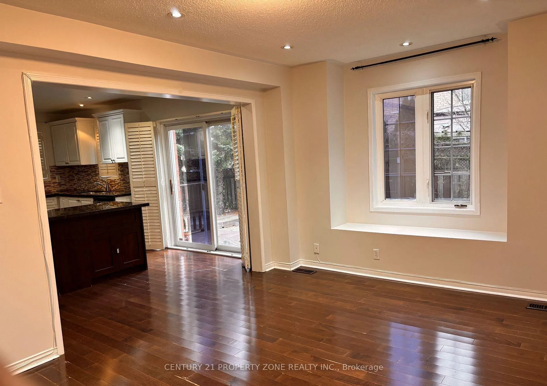 Photo 5 of 2201 Crestmont Drive, Oakville, Westmount — HOMEH