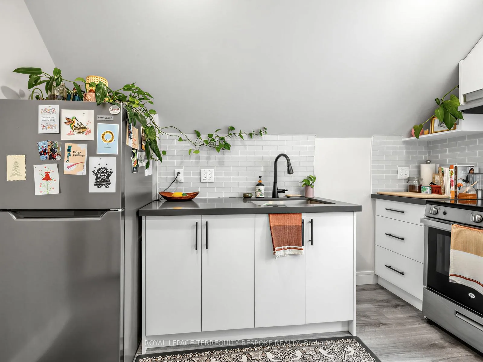 Photo 4 of Unit #4-3rd, 505 Parkside Drive, Toronto, High Park-Swansea — HOMEH