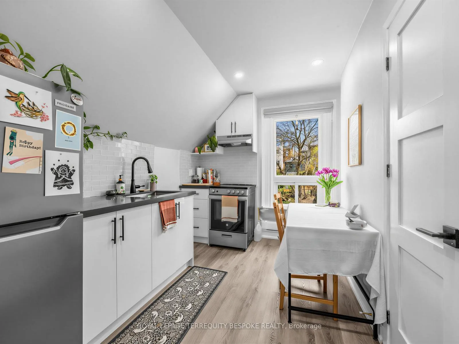 Photo 5 of Unit #4-3rd, 505 Parkside Drive, Toronto, High Park-Swansea — HOMEH