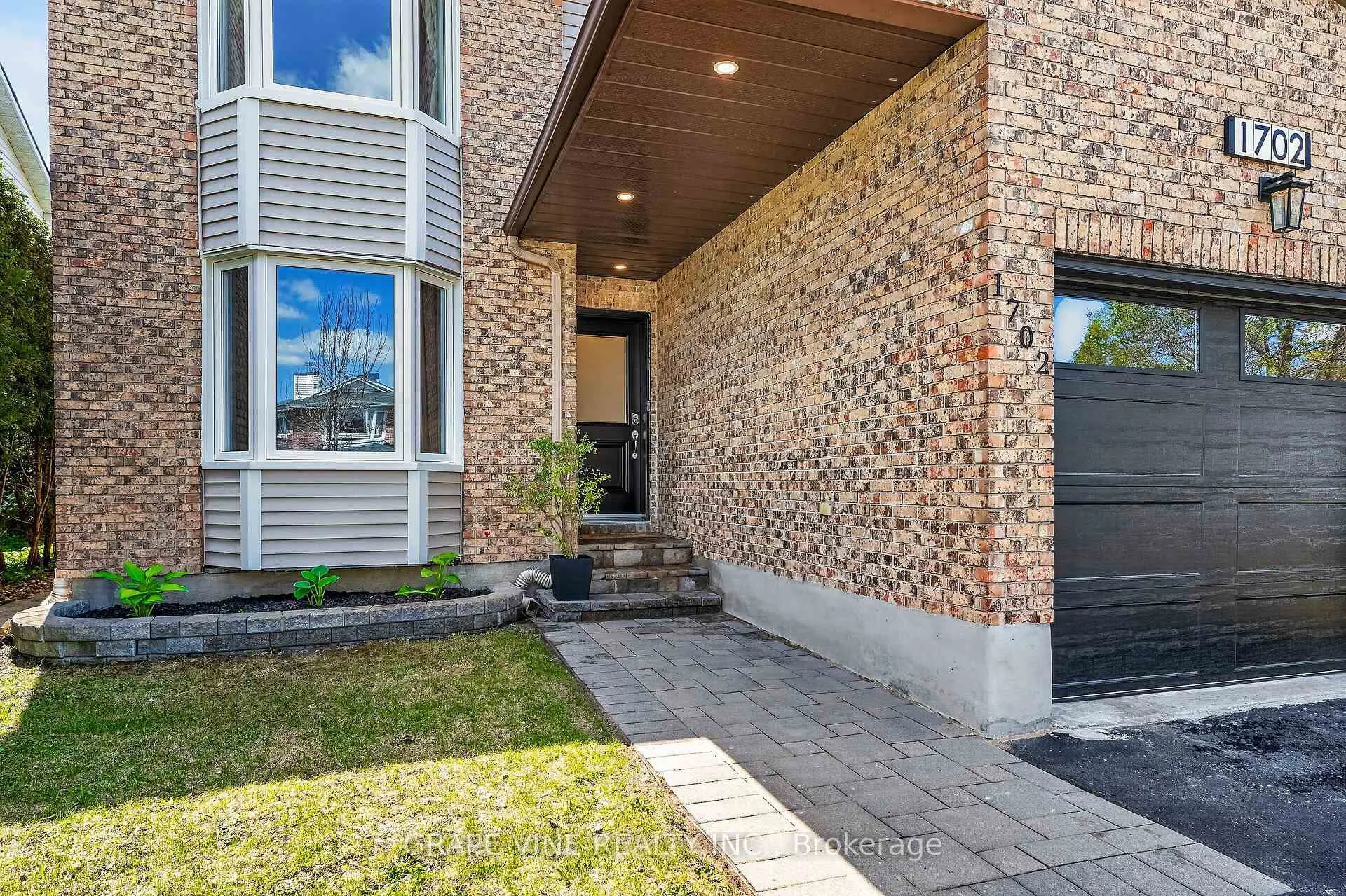 Photo 3 of 1702 Boisbriand Crescent, Ottawa, Chateauneuf — HOMEH