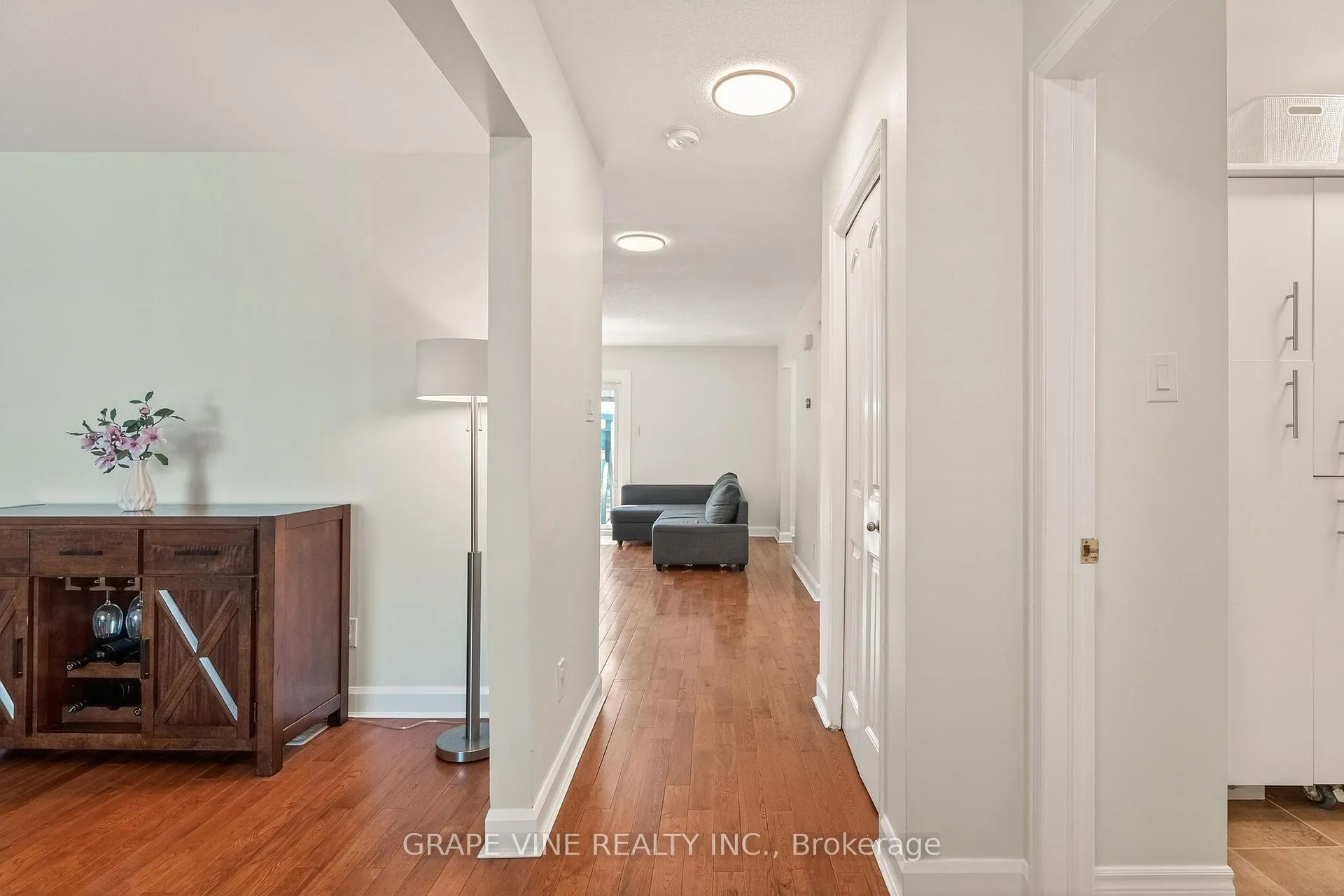 Photo 5 of 1702 Boisbriand Crescent, Ottawa, Chateauneuf — HOMEH