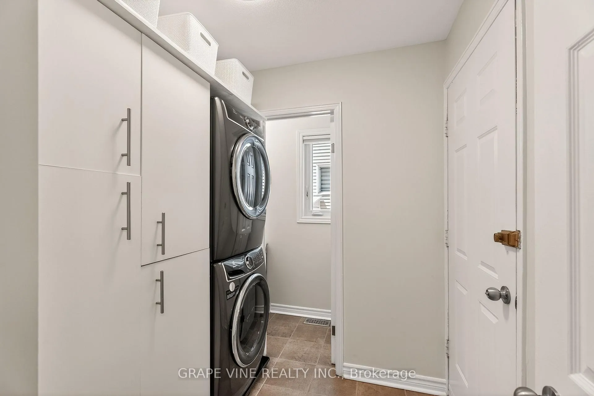 Photo 6 of 1702 Boisbriand Crescent, Ottawa, Chateauneuf — HOMEH